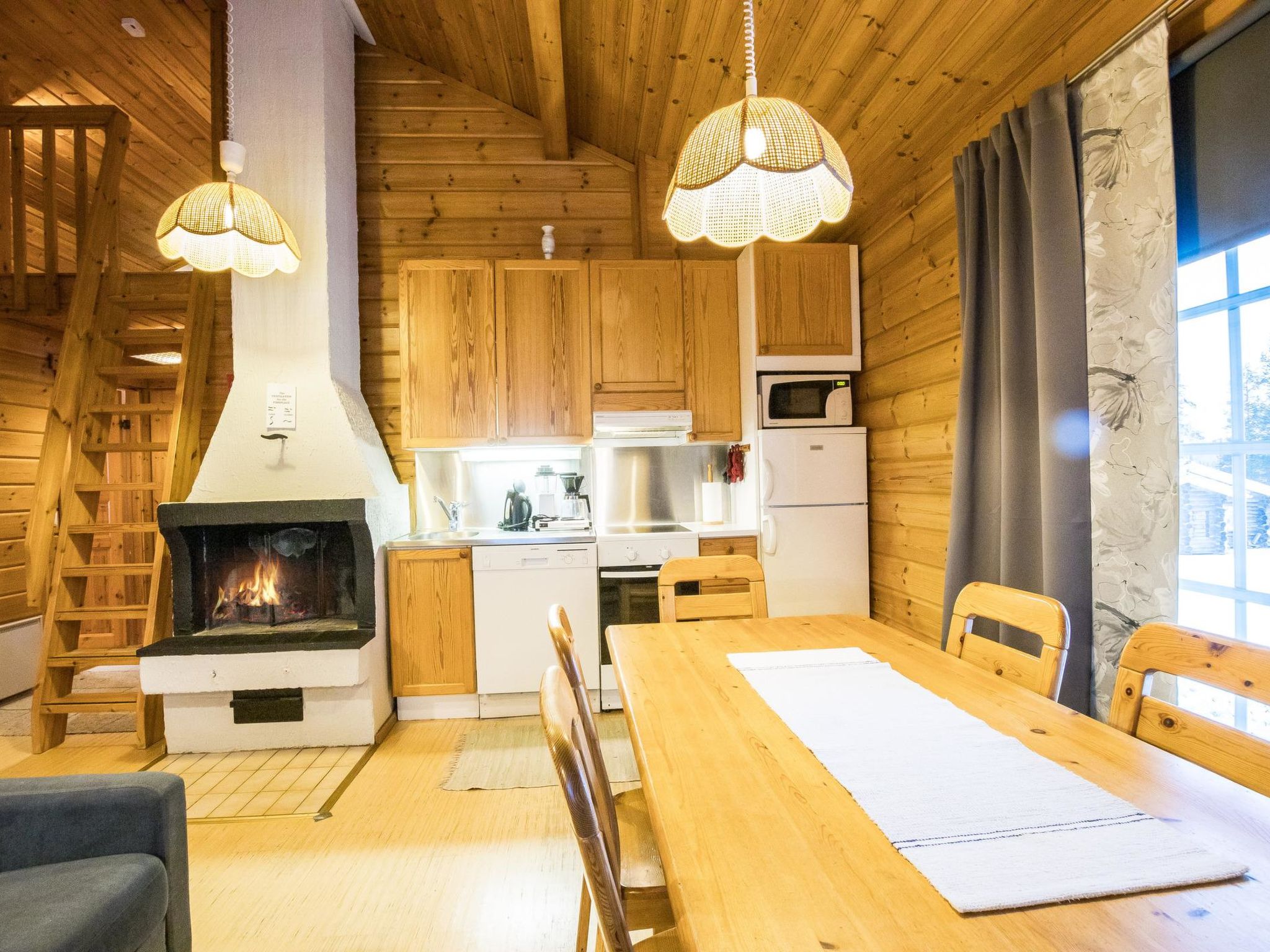 Lomaylläs f79 /palovaarankaarre 18b-Dedans