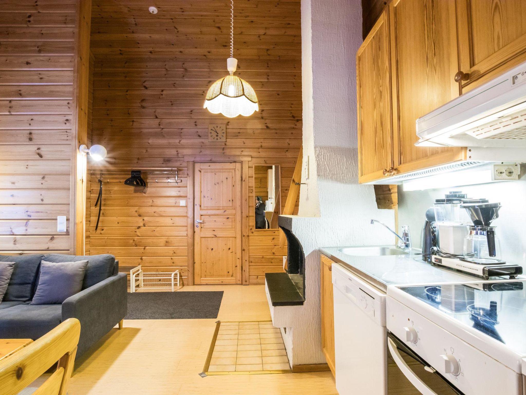 Lomaylläs f79 /palovaarankaarre 18b-Dedans