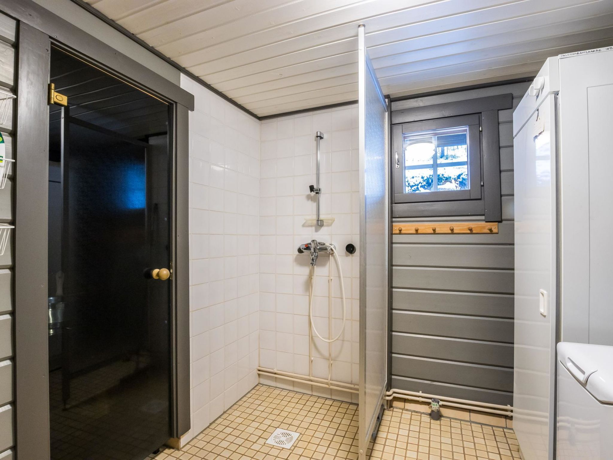 Lomaylläs f79 /palovaarankaarre 18b-Dedans