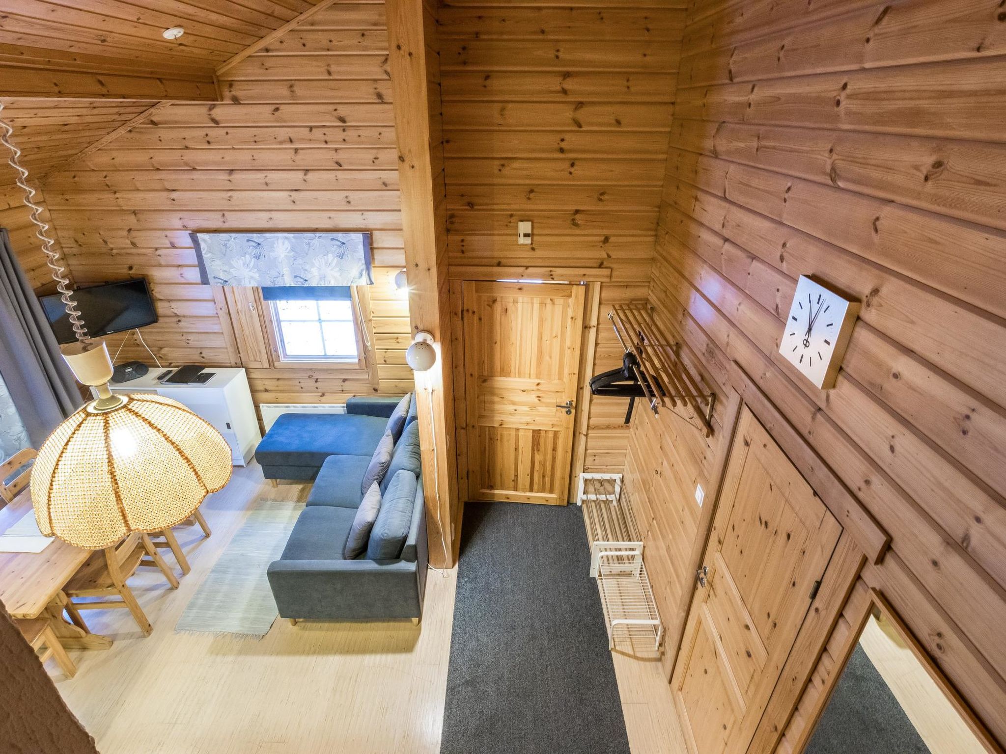 Lomaylläs f79 /palovaarankaarre 18b-Dedans