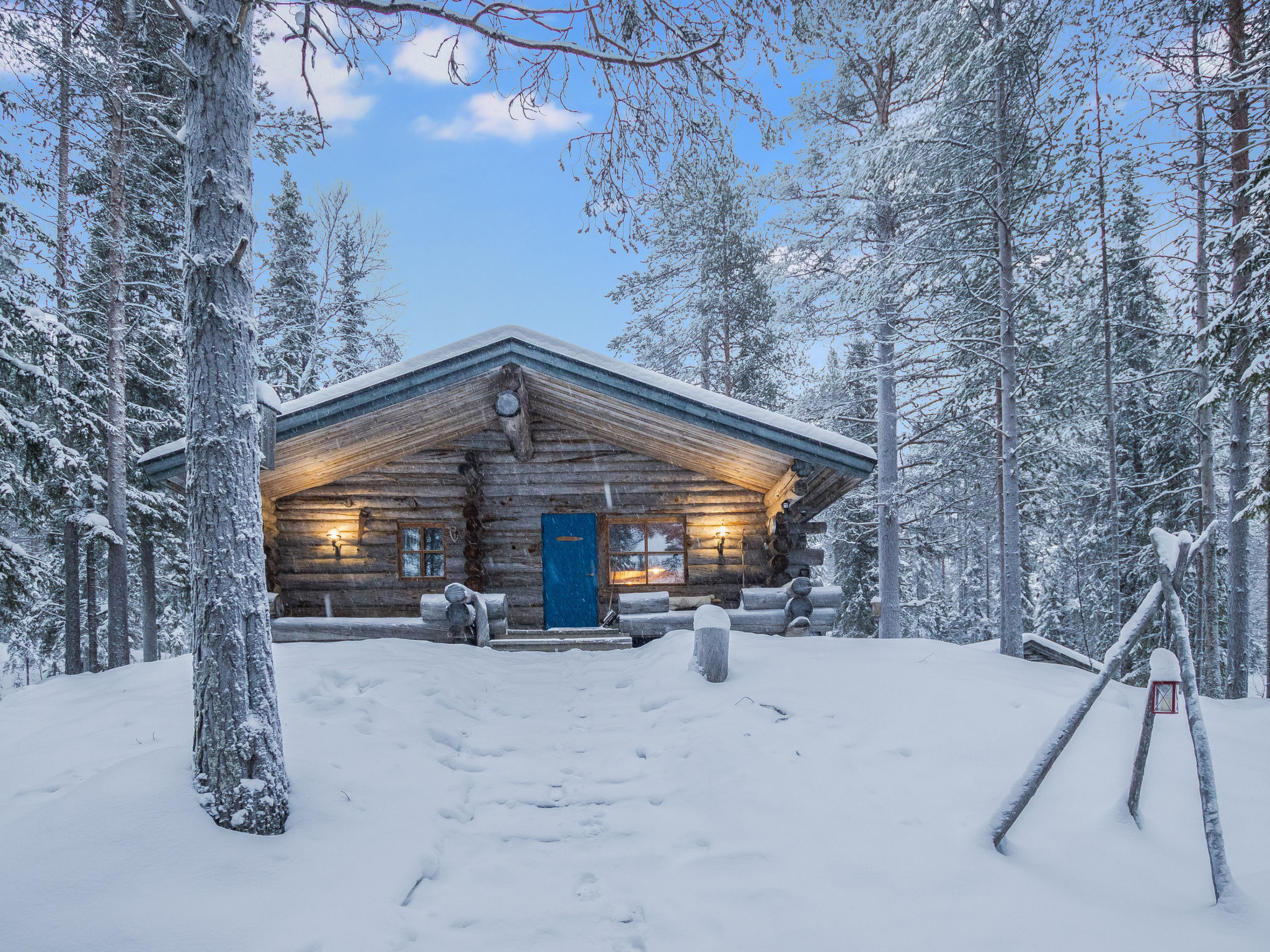 165 km north of Rovaniemi, in the village of Ylläsjärvi, a single log cabin in Tieva, built 1986. 

In the cottage, a cozy living room with a sofa bed for 1-2 guests, a fireplace, a kitchenette, a b..