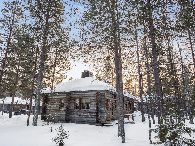 Eine Block-Maisonette-Wohnung, 165 km nördlich von Rovaniemi, in Ylinen Palovaara Ylläsjärvi. Baujahr 1989. Wohnküche, Nische mit 2 Betten (Vorhang an der Tür), Dachboden (Grundfläche 25 m², Da..