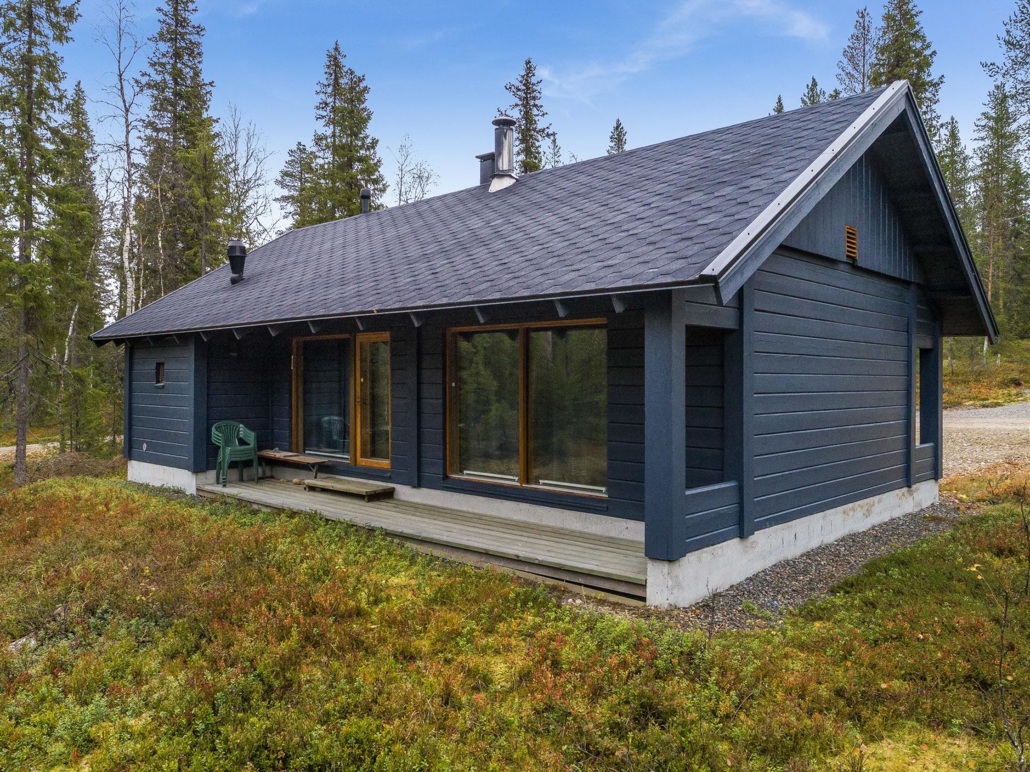 A seperate log cottage located 165 km noth of Rovaniemi, in Palovaara-area in Ylläsjärvi village. 

Built 1989. Kitchen, living room with bed for 2 and upper bed for 2, loft with 2 beds, electric sa..