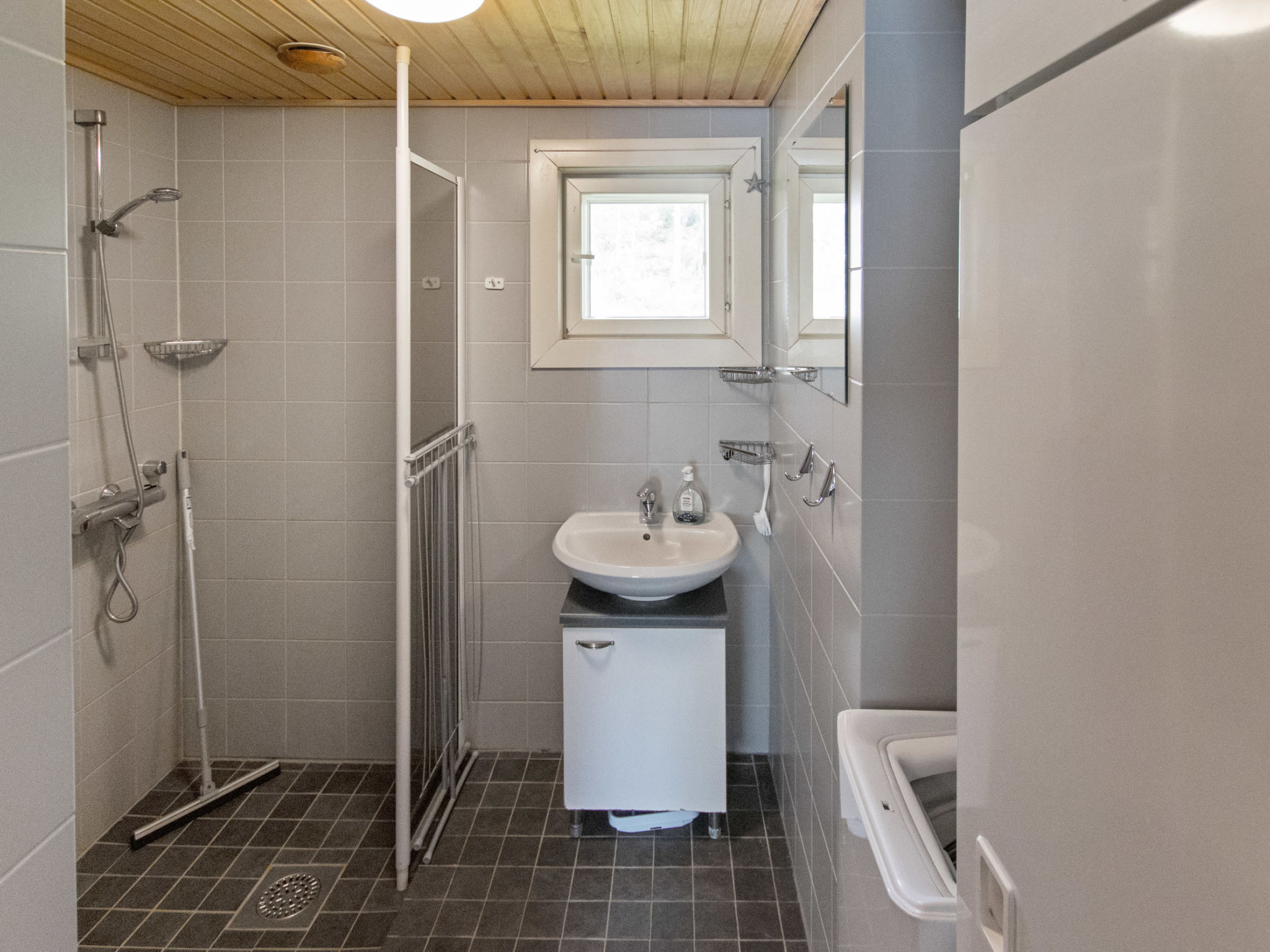 Hankipolku 7b / ukuli - Inside