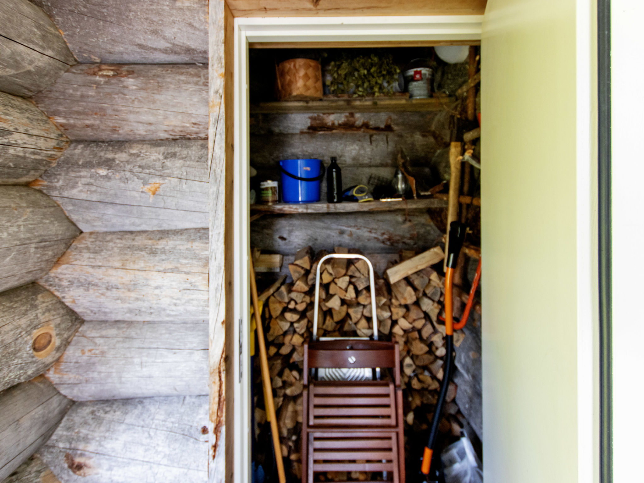 Hankipolku 7b / ukuli - Inside