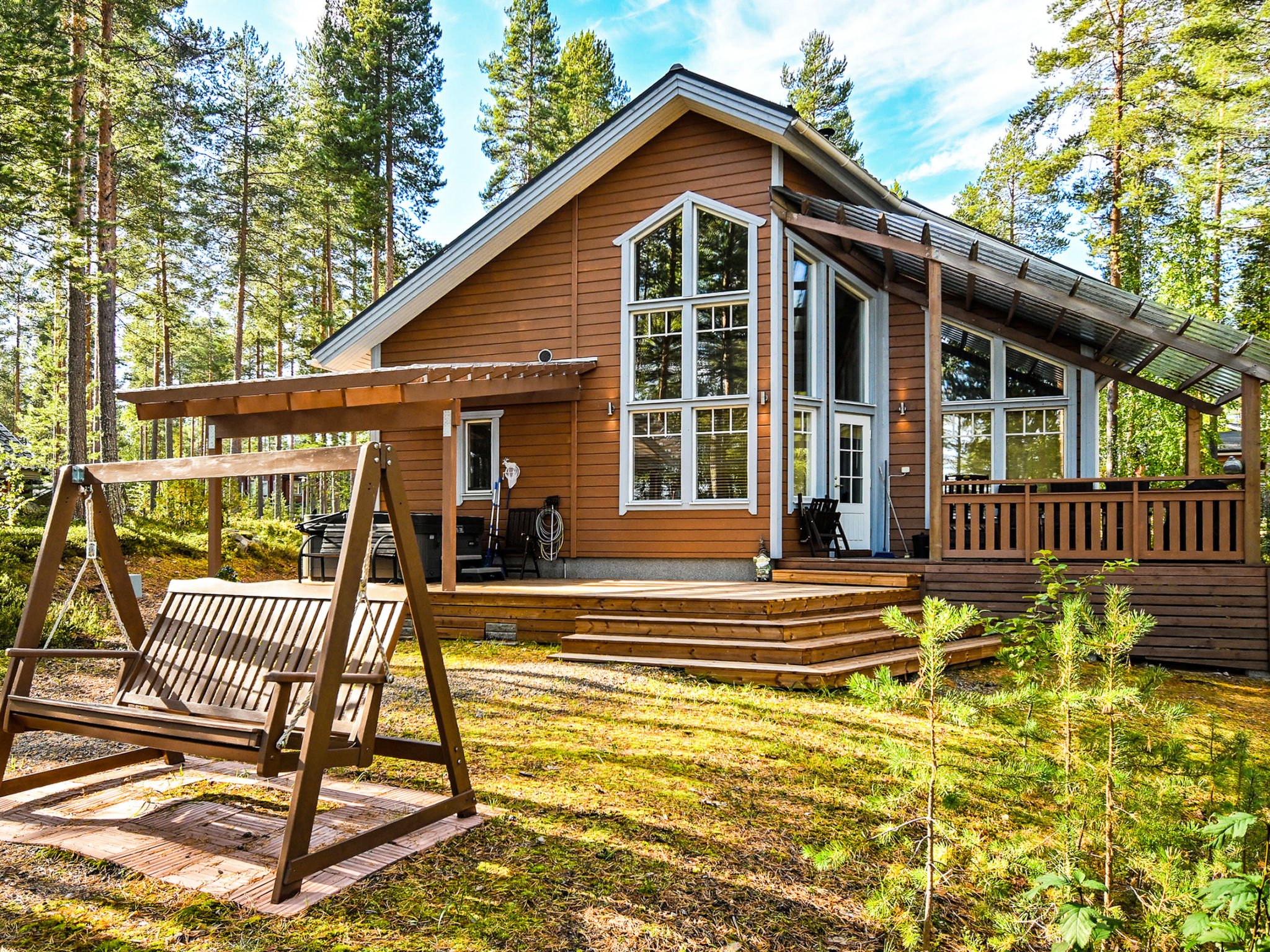 77 km north of Joensuu, Lake Pielinen 20 m (871,2 km²), gently deepening, partly stony bottom, own boat. Wood cottage 2008, kitchen-living room with convertible sofa, 2 bedrooms with double beds in e..