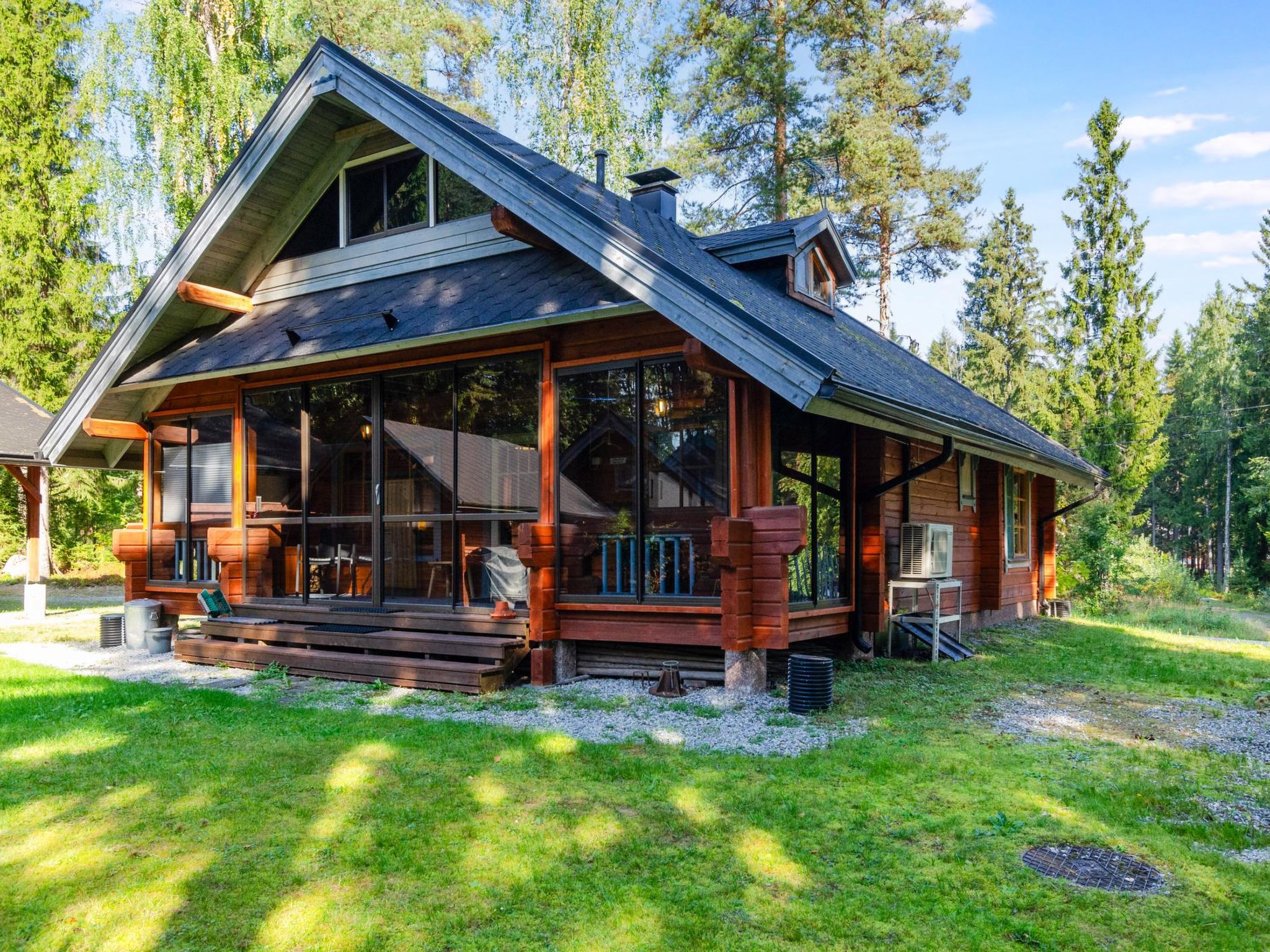 72 km north of Joensuu, Lake Pielinen 150 m (871,2 km²), common shore with sandy bottom, shore full of boats of the other cottages. Log cottage 2001, kitchen, living room, bedroom with double bed, up..