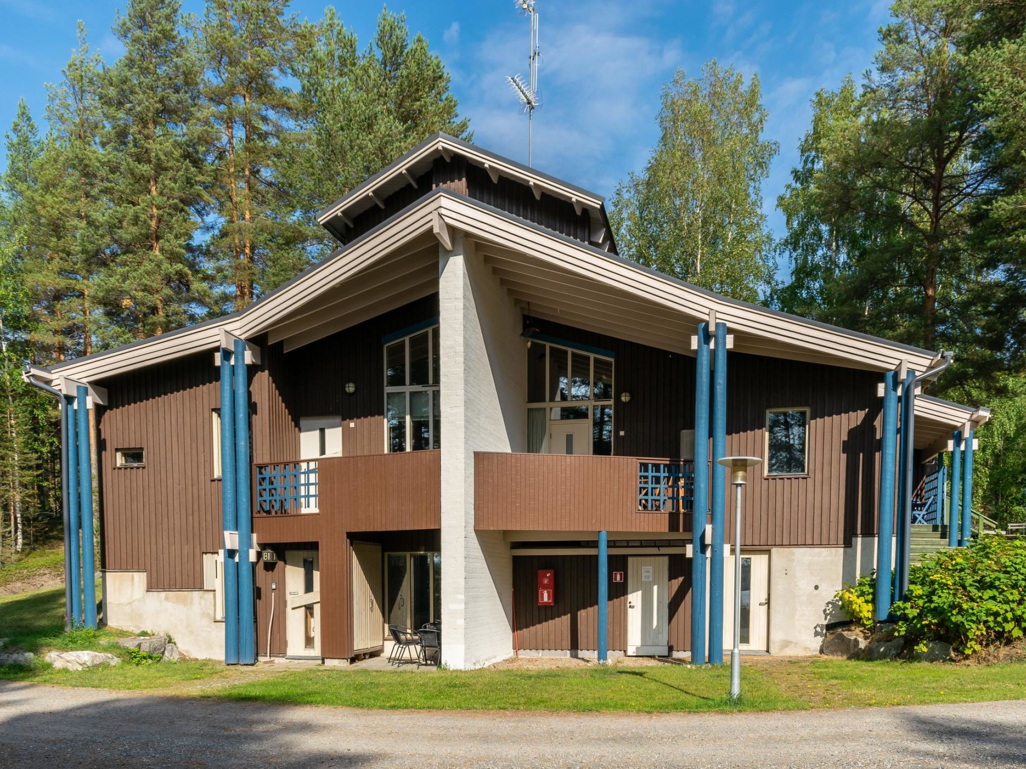 77 km north of Joensuu, Pond Käränkälampi 60 m (length 2 km, width 1,5 km), common beach with shallow hard sand bottom, jetty, common boat with the flat C1. Wooden/concrete flat 1992 (in use since ..