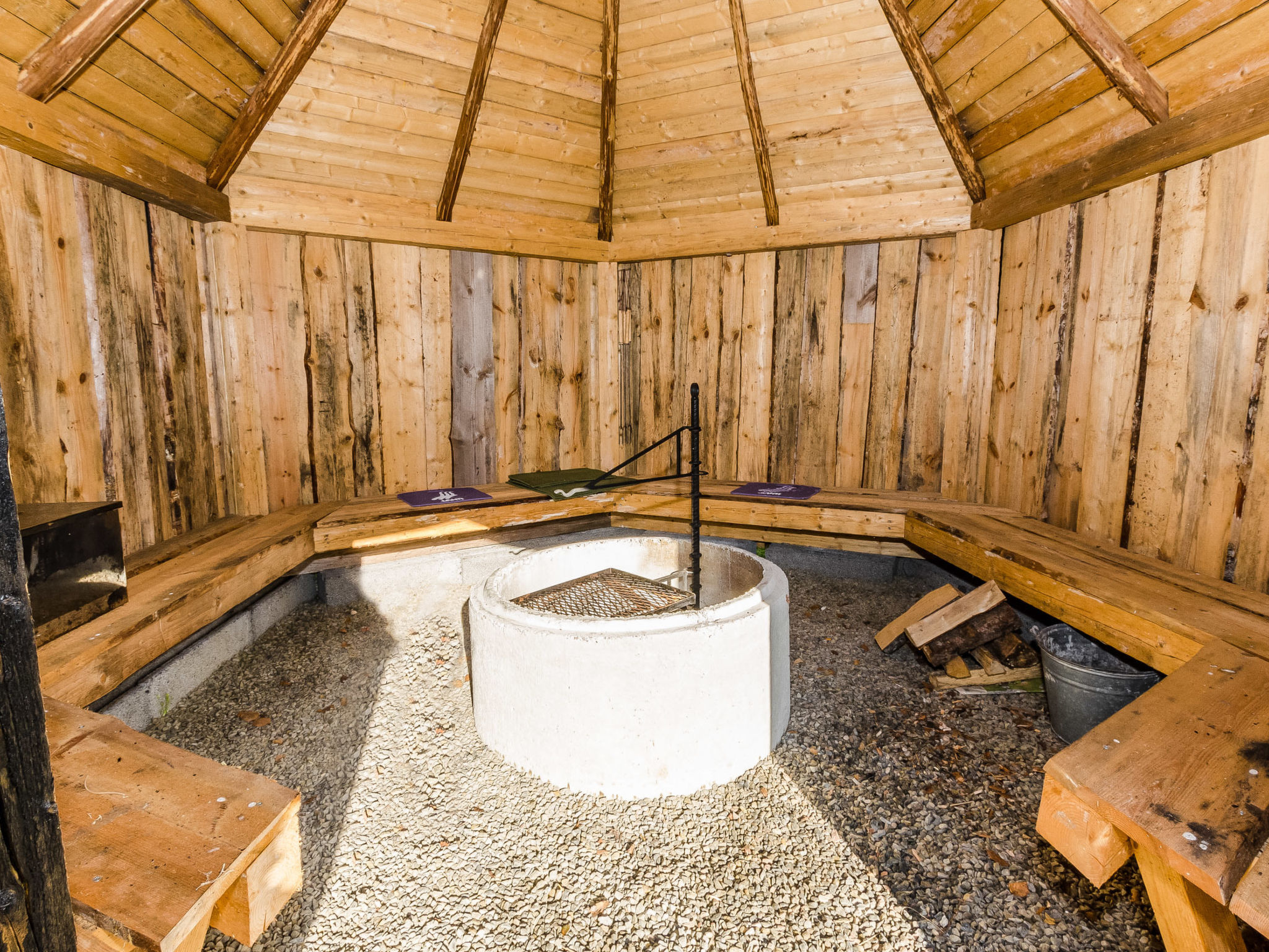 Käränkämökki - Inside