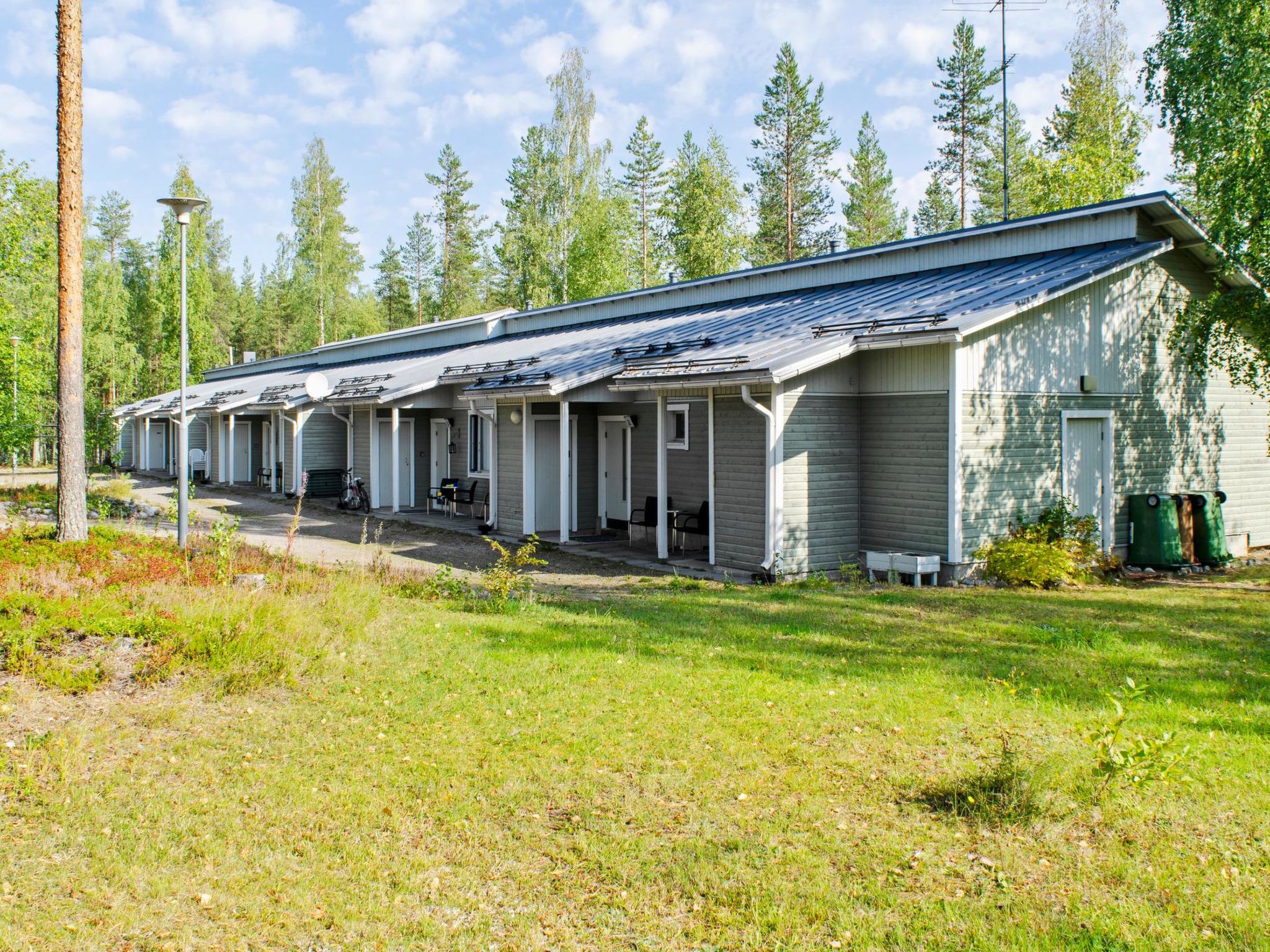 77 km north of Joensuu, Pond Käränkälampi 180 m (length 2 km, width 1,5 km). Wooden row house flat, renovated 1990, sauna renovated 2008, kitchen-living room with convertible sofa, bedroom with 2 b..