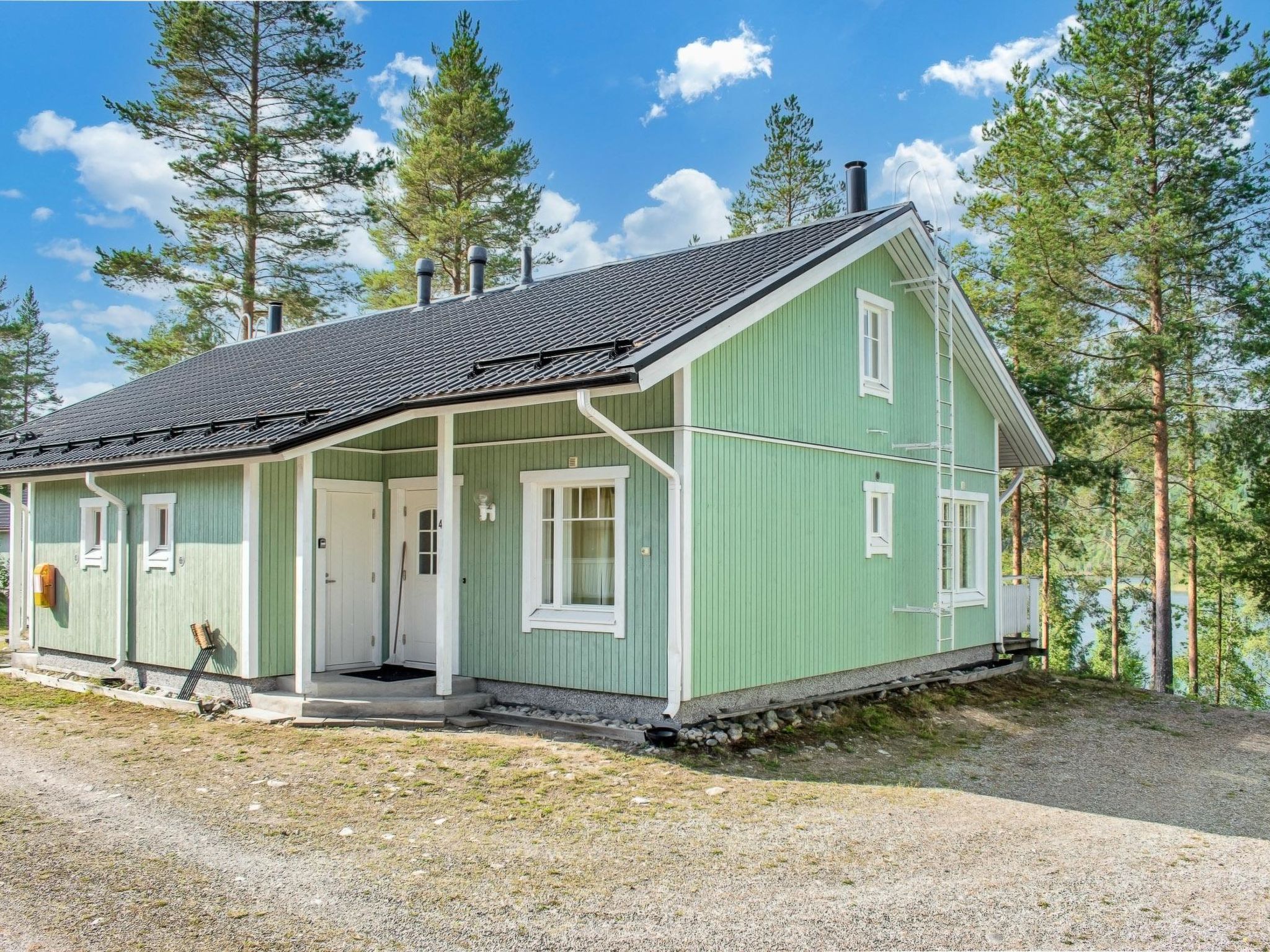 77 north of Joensuu, Pond Käränkälampi 50 m (length 2 km, width 1,5 km), common beach with shallow bottom 100 m, Wood semi-detached house 2005, kitchen-living room, small bedroom (with door, but no..