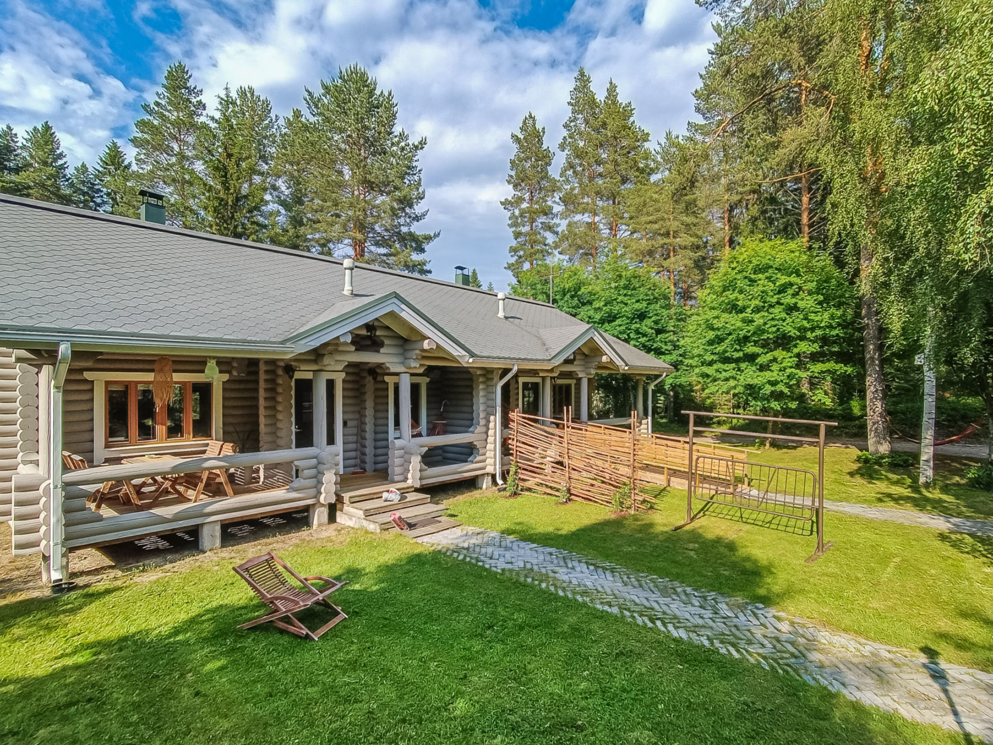 Semi-detached apartment located near Koli village and the Koli national park. The yard is spacious, sheltered and flat. The hot tub can be rented from the owner starting from 12.11.2022. The hot tube ..
