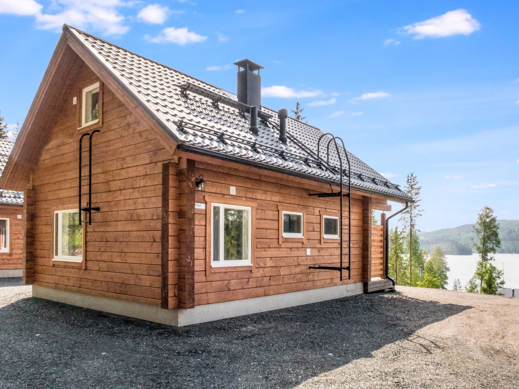 Laminated-log cabin, built in 2022, near the lake Jerojärvi in Koli tourist area (Koli 4.5 km). The cabins (4 cabins in a row) have shared shallow sand beach, pier and lean-to shelter, distance is ab..