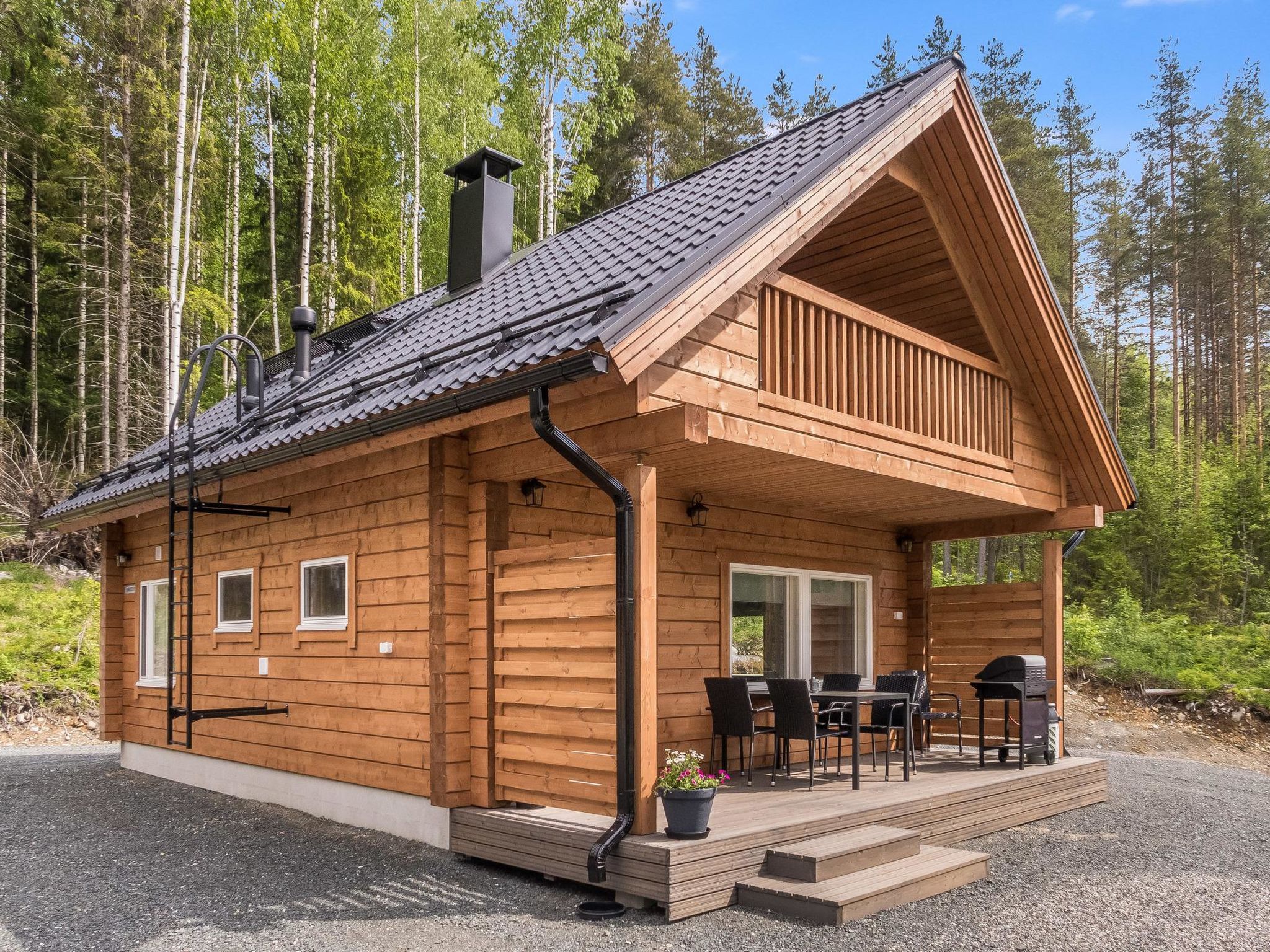 Laminated-log cabin, built in 2022, near the lake Jerojärvi in Koli tourist area (Koli 4.5 km). The cabins (4 cabins in a row) have shared shallow sand beach, pier and lean-to shelter, distance is ab..