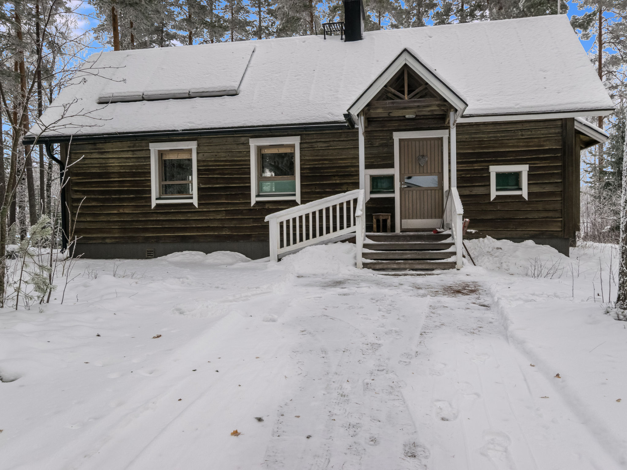 Luhtalemmikki is a spacious holiday cabin for peaceful getaways. 

Located 85 km north of Joensuu and 21 km south of Lieksa, the cabin is set 25 m from Lake Pielinen, featuring a gentle rocky bottom a..