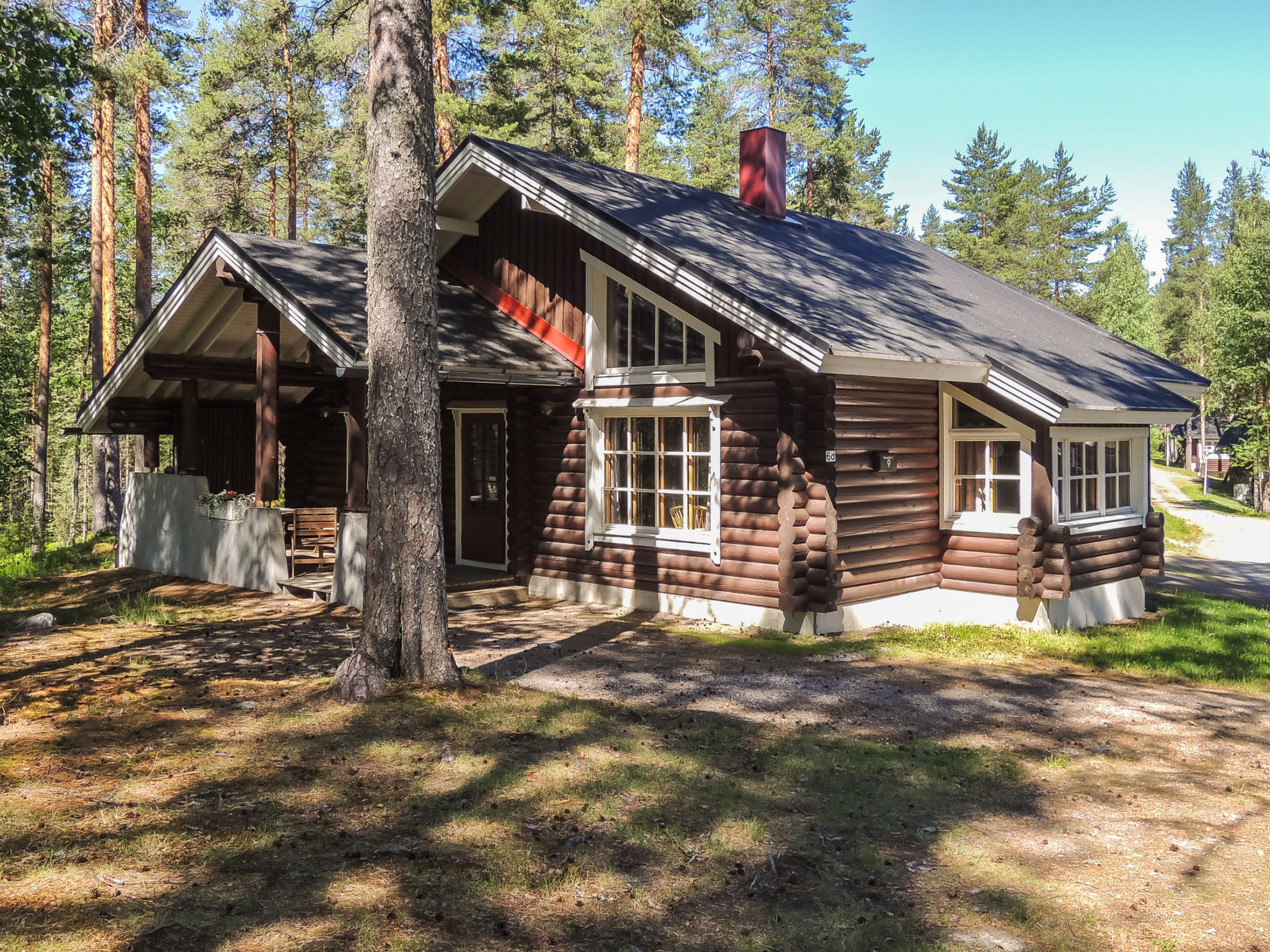 77 km north of Joensuu, Lake Pielinen 100 m (871,2 km2) common beach with gently deepening sand bottom and some rocks. Common jetty with the other Honkakoli cottages. Round log cottage 1990, kitchen-l..