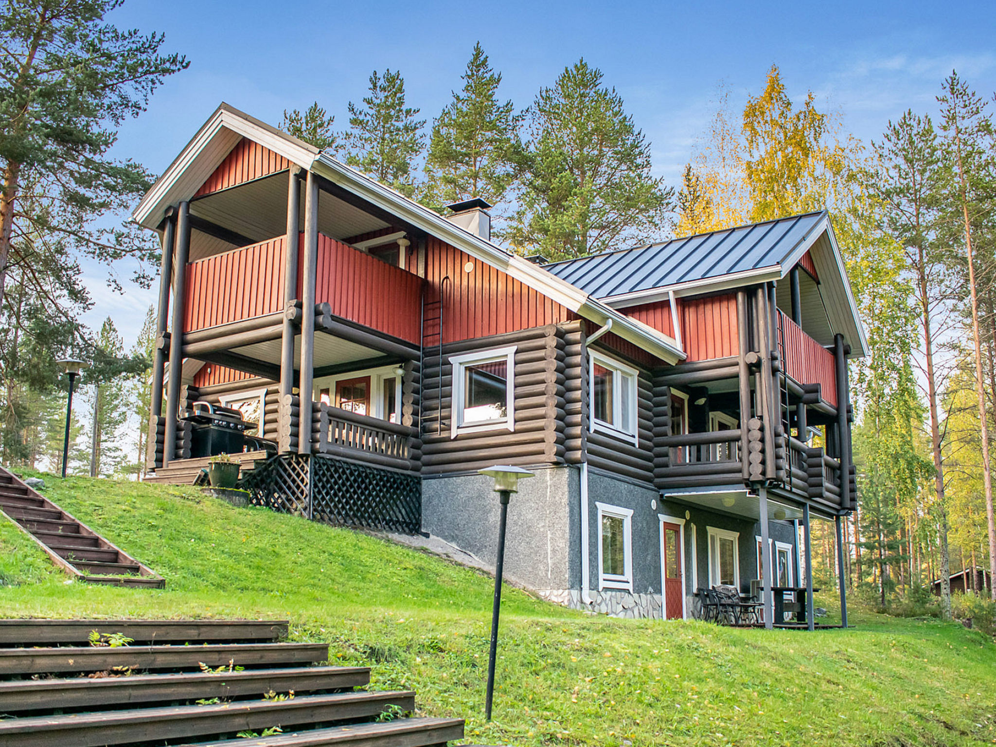 A high-quality and spacious round log villa spanning three floors, located in the beautiful landscapes of Loma-Koli, nestled between Käränkälampi and Lake Pielinen. A 6 km illuminated ski trail sta..