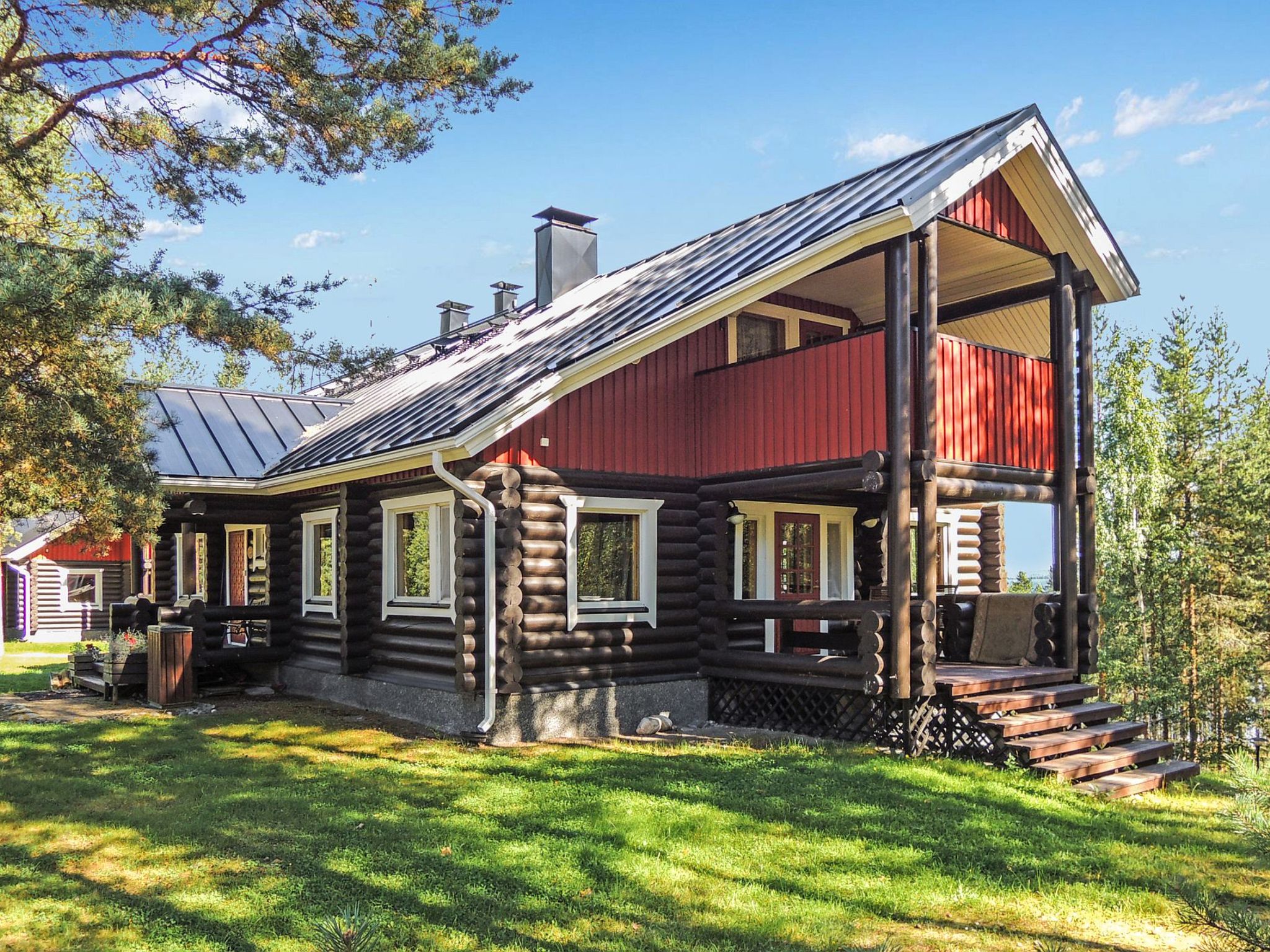 High-quality and spacious round log villa spanning three floors in the beautiful landscapes of Loma-Koli, situated between Käränkälampi and Lake Pielinen. A 6 km illuminated trail starts right next..