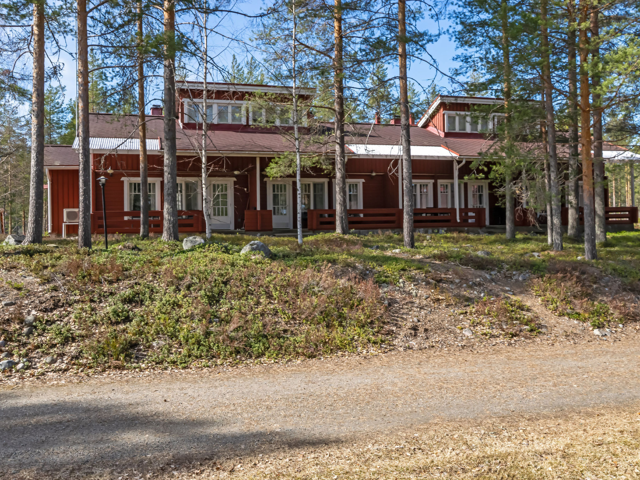 The Country Club apartments are located in the beautiful landscapes of Loma-Koli, nestled between Käränkälampi and Lake Pielinen. These apartments are well-suited for solo travelers, couples, and f..