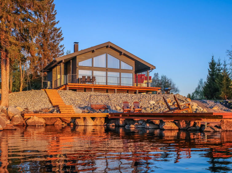 Aan het meer: Luxe vakantiehuis met sauna in Nurmes in Nurmes