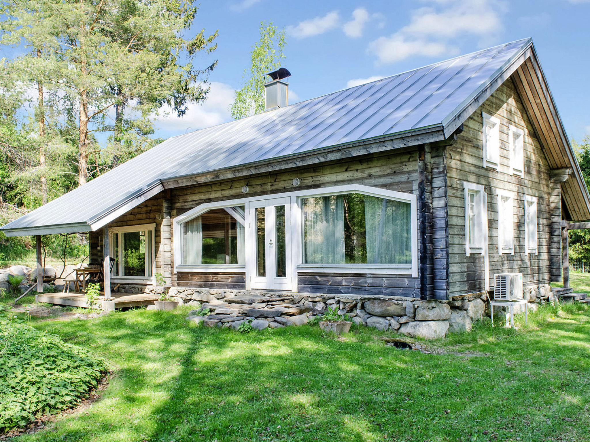 Comfortable and spaciously furnished holiday cabin at the back of a beautiful garden situated by the lake Orivesi, close to the services.

63 km to the south from Joensuu, lake Orivesi 150 m (536 km²..