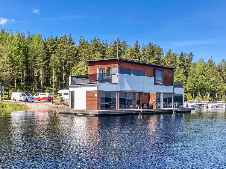 Villa Joutseno is guaranteed to be a different holiday destination, the distance for morning swimming is one meter from the door. It is an apartment in a floating semi-detached house where you will sp..