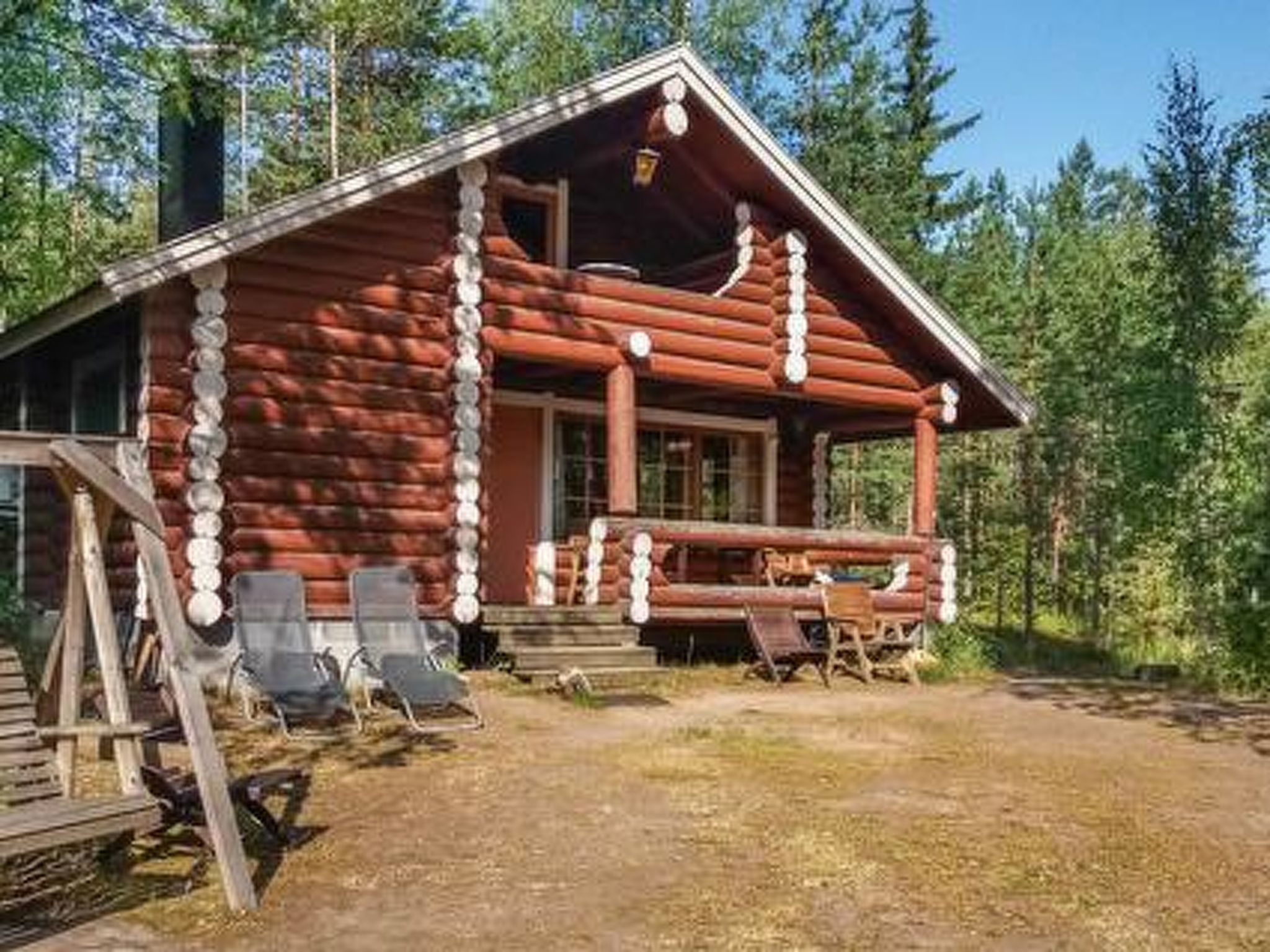 55 km west of Lappeenranta. Lake Pastjärvi 40 m, (length 3 km, breadth 450 m), shallow water, firm sanded clay bottom. Own boat. Log cabin 1992, living room/kitchen, bedroom with 1 bunk bed for child..