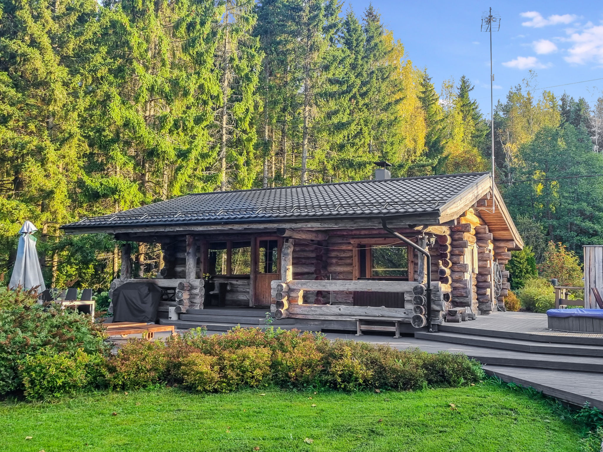 Atmospheric and well-equipped rental cabin in Pyhtää, just 110 km from Helsinki. Enjoy swimming and the steamy heat of the lakeside sauna with glass walls. Relax by the campfire in the grill shelter..