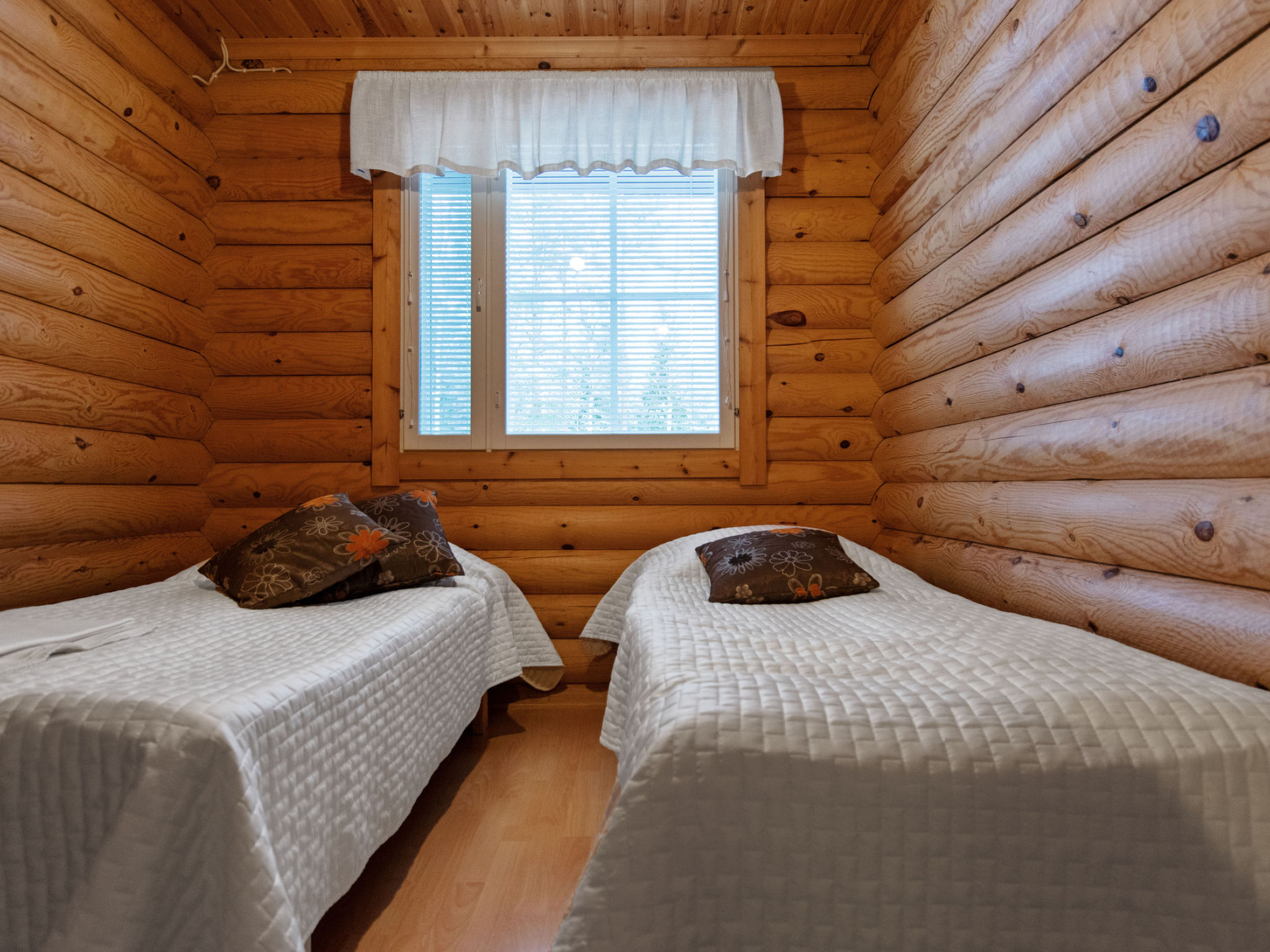 Kilpolan orvokki, pauliina ja karoliina - Inside