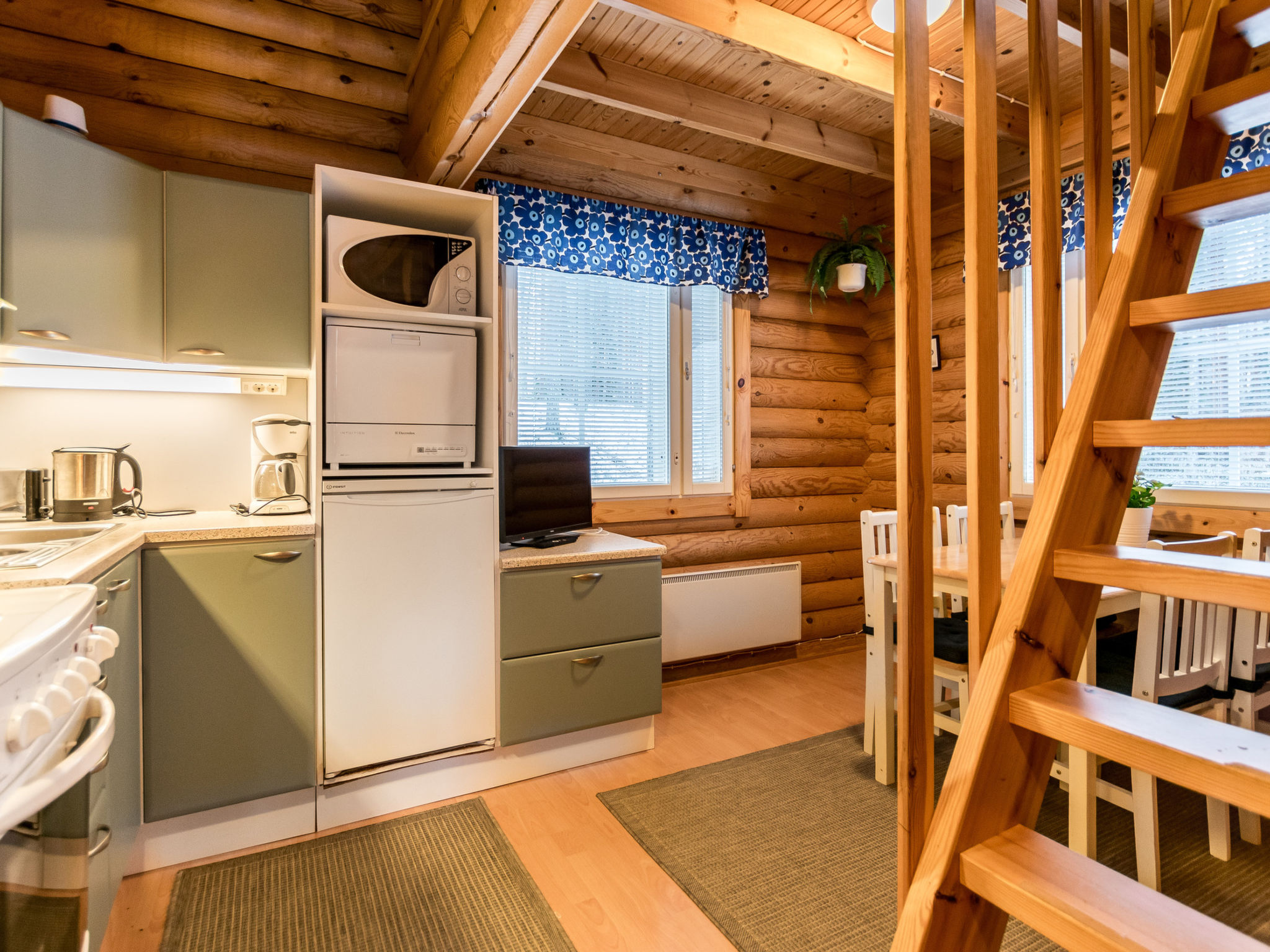 Kilpolan orvokki, pauliina ja karoliina - Inside