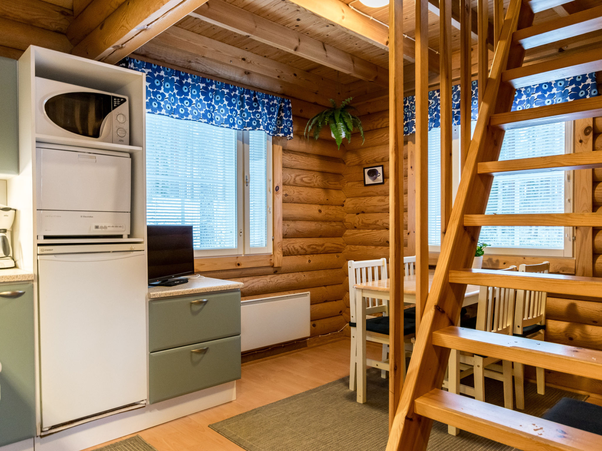 Kilpolan orvokki, pauliina ja karoliina - Inside