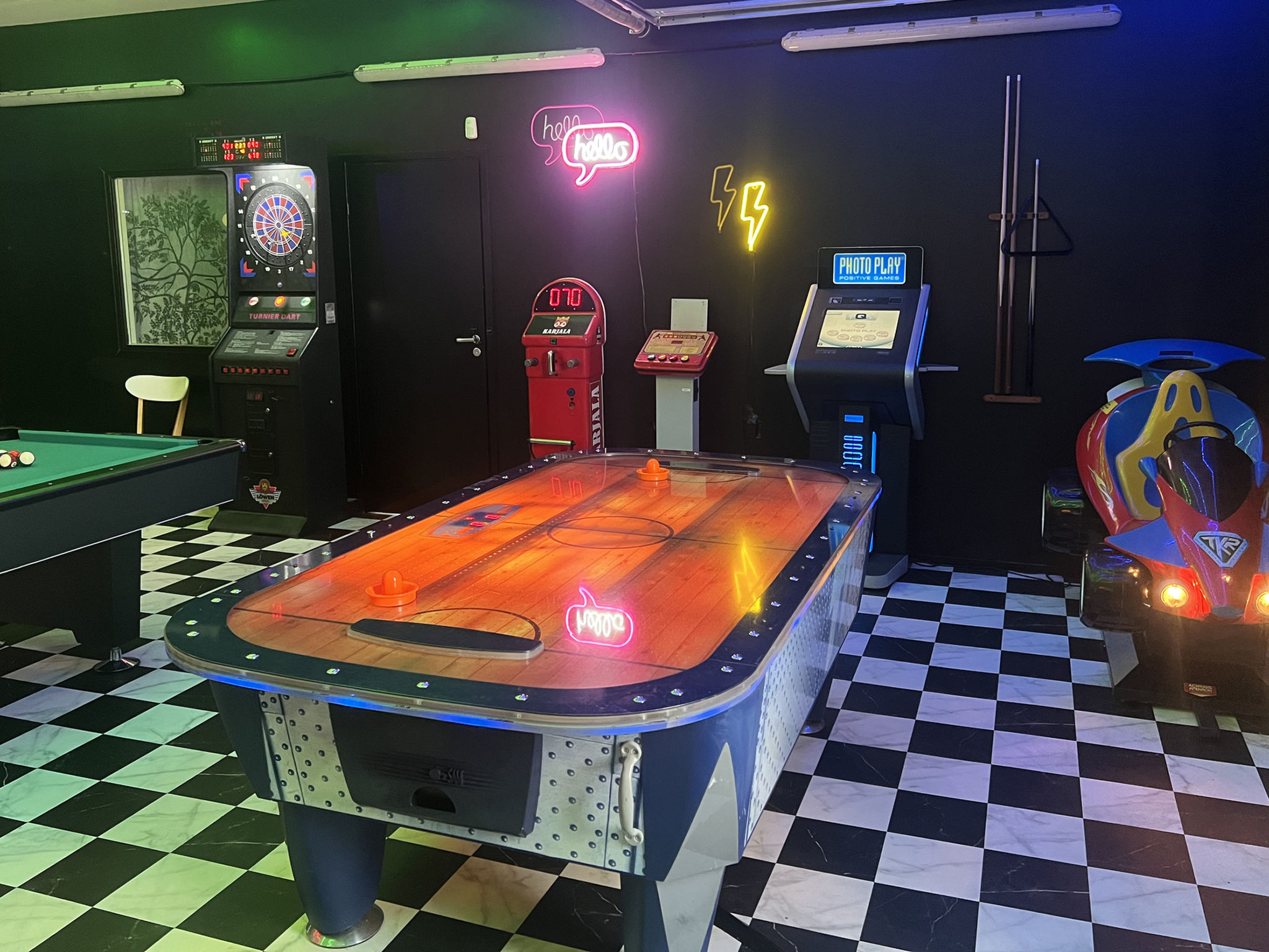 Tyttelsson - Drinnen