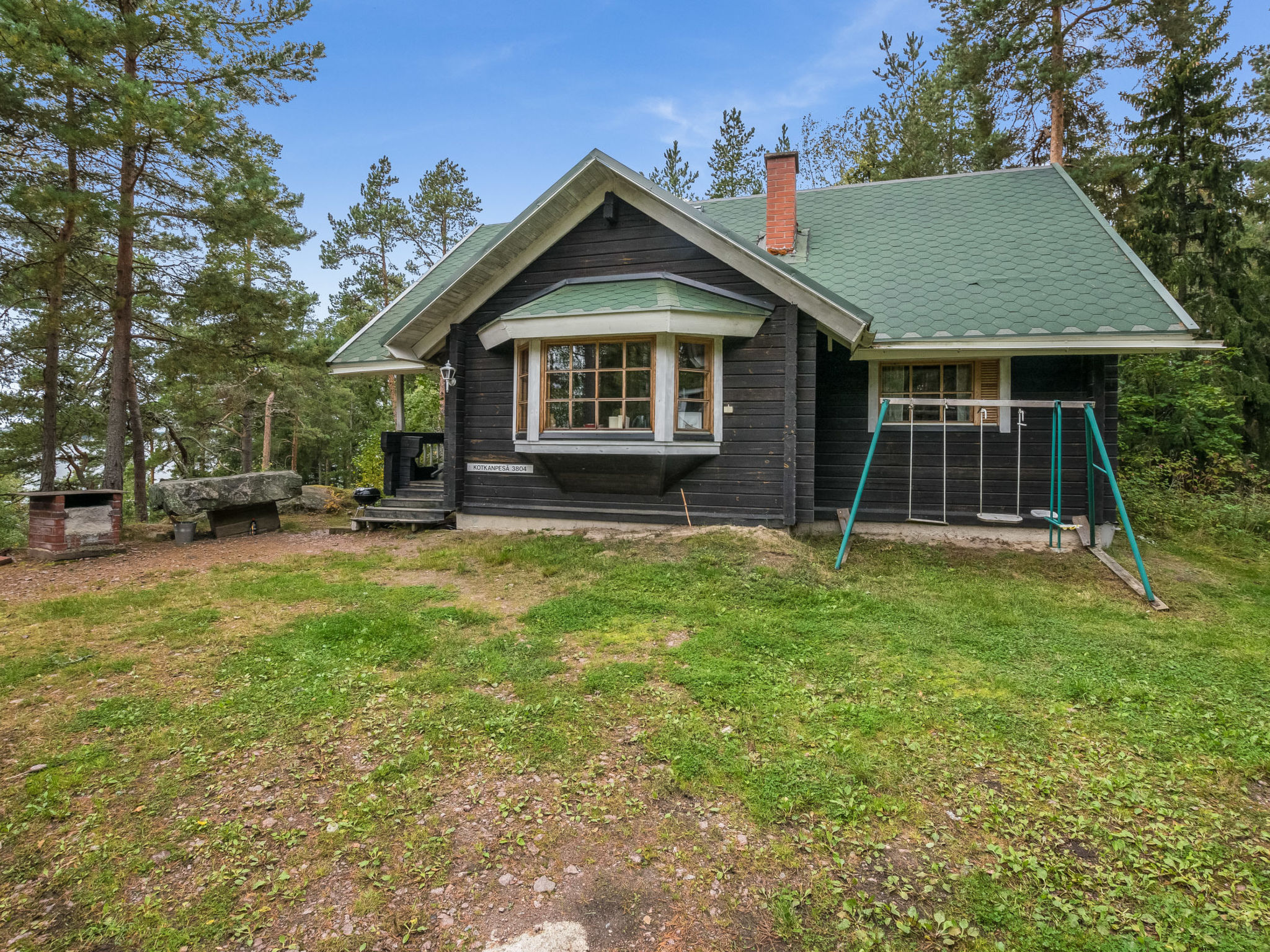 35 km nördlich von Turku, Turunmaa Archipel (Meer)/Mynälahti-Bucht, 80 m. Flacher und weicher Tonboden, eigener Steg. In der Nähe befindet sich auch ein für Kinder geeignetes Ufer zur Mitbenutzung..