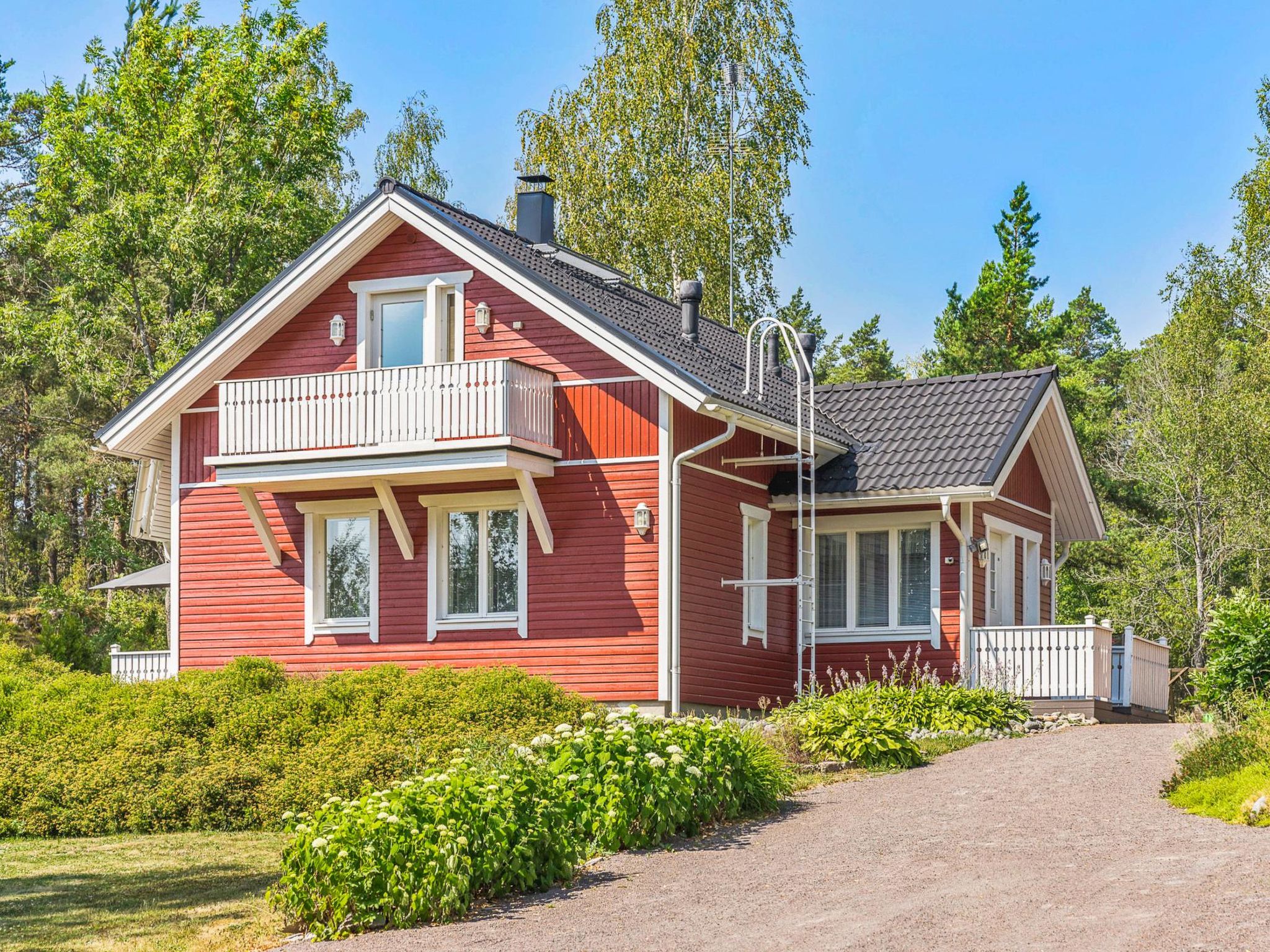 Modern holiday home with high-quality equipment, built in the scenery of an old archipelago farm, respecting the traditions of the area. Also, a bigger boat can be moored on the pier. Quiet village ro..