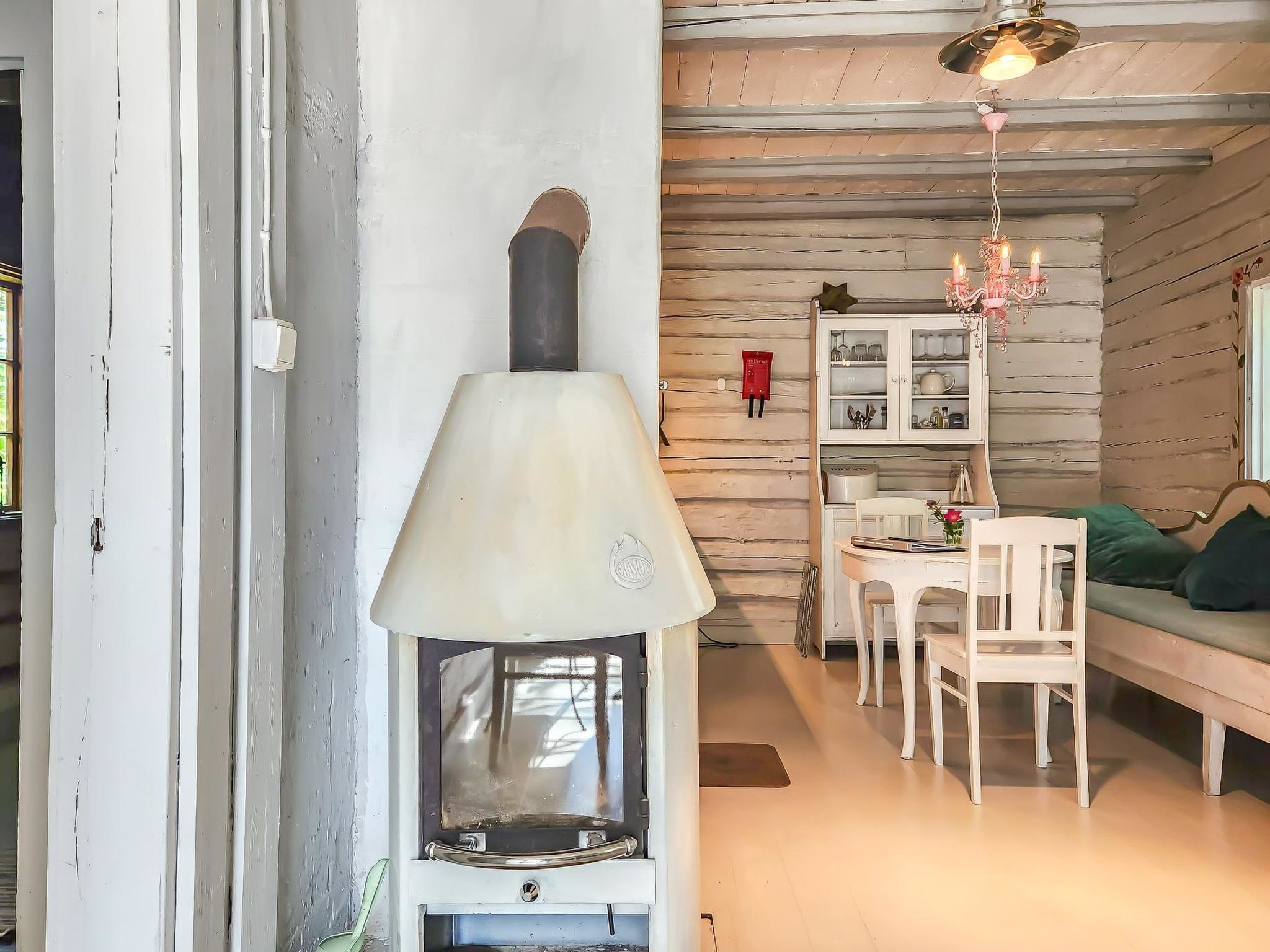 Den lilla röda stugan-Binnen