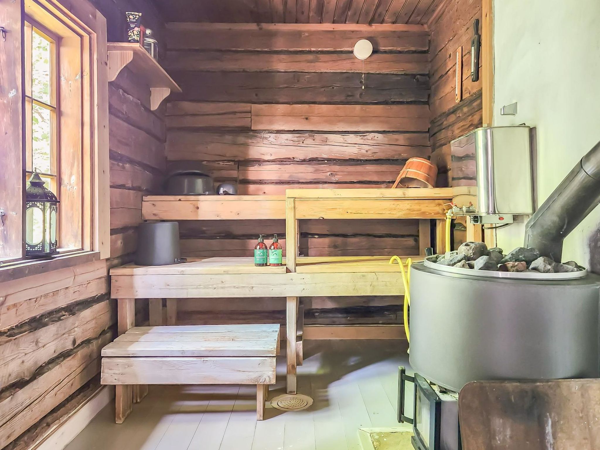 Den lilla röda stugan-Binnen