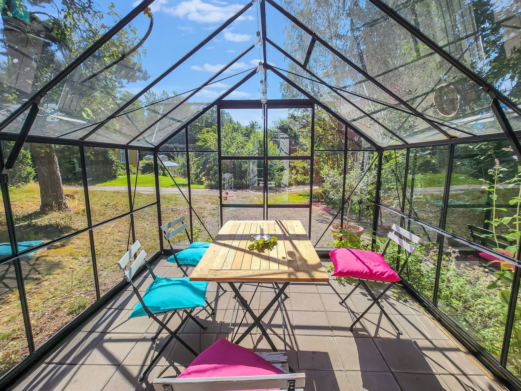 Den lilla röda stugan-Binnen