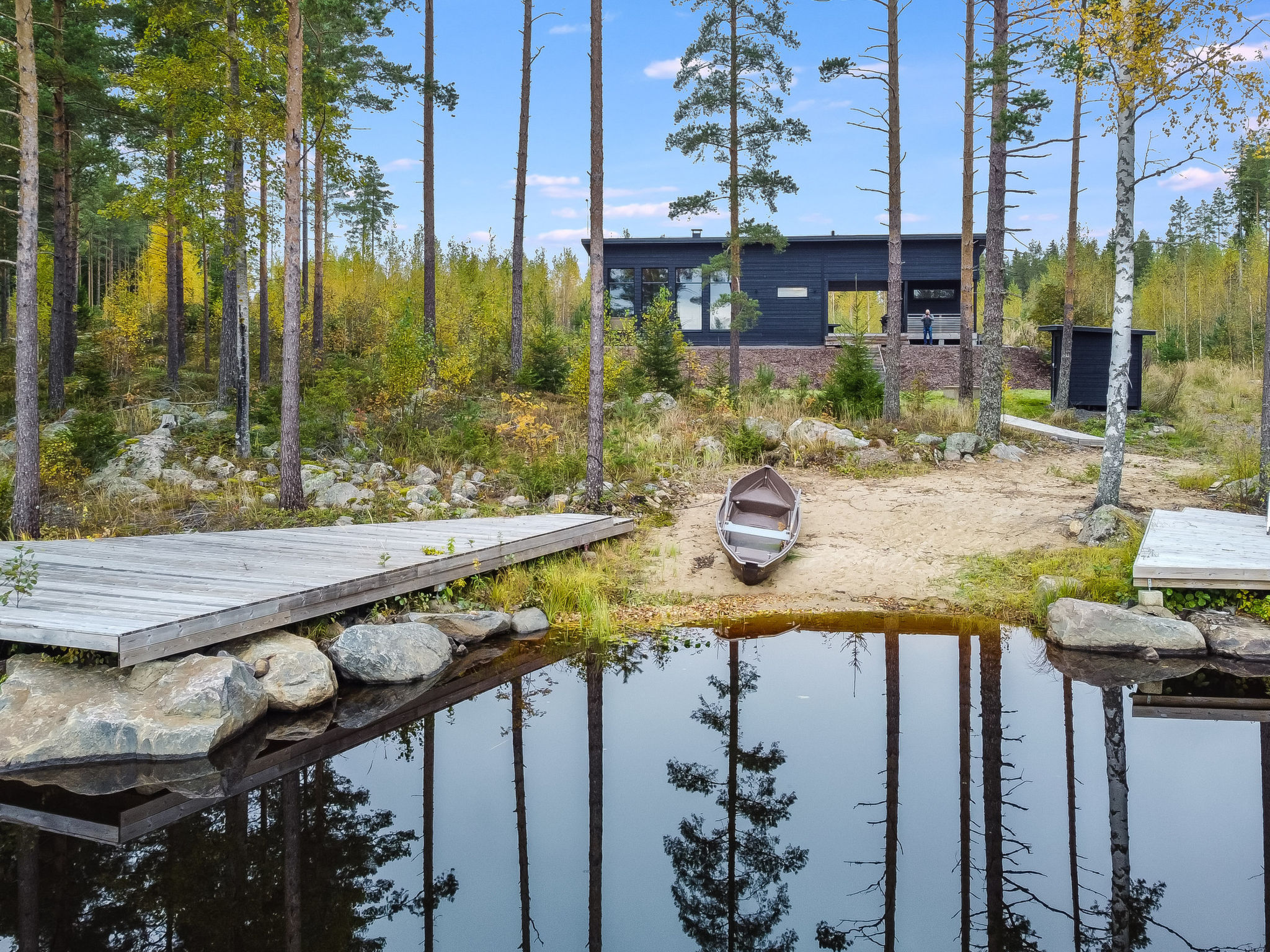 Stylish villa in a peaceful location, designed with ecological building principles in mind. The setting is very tranquil, with the nearest neighbor 180 meters away. The spacious yard enjoys sunlight t..