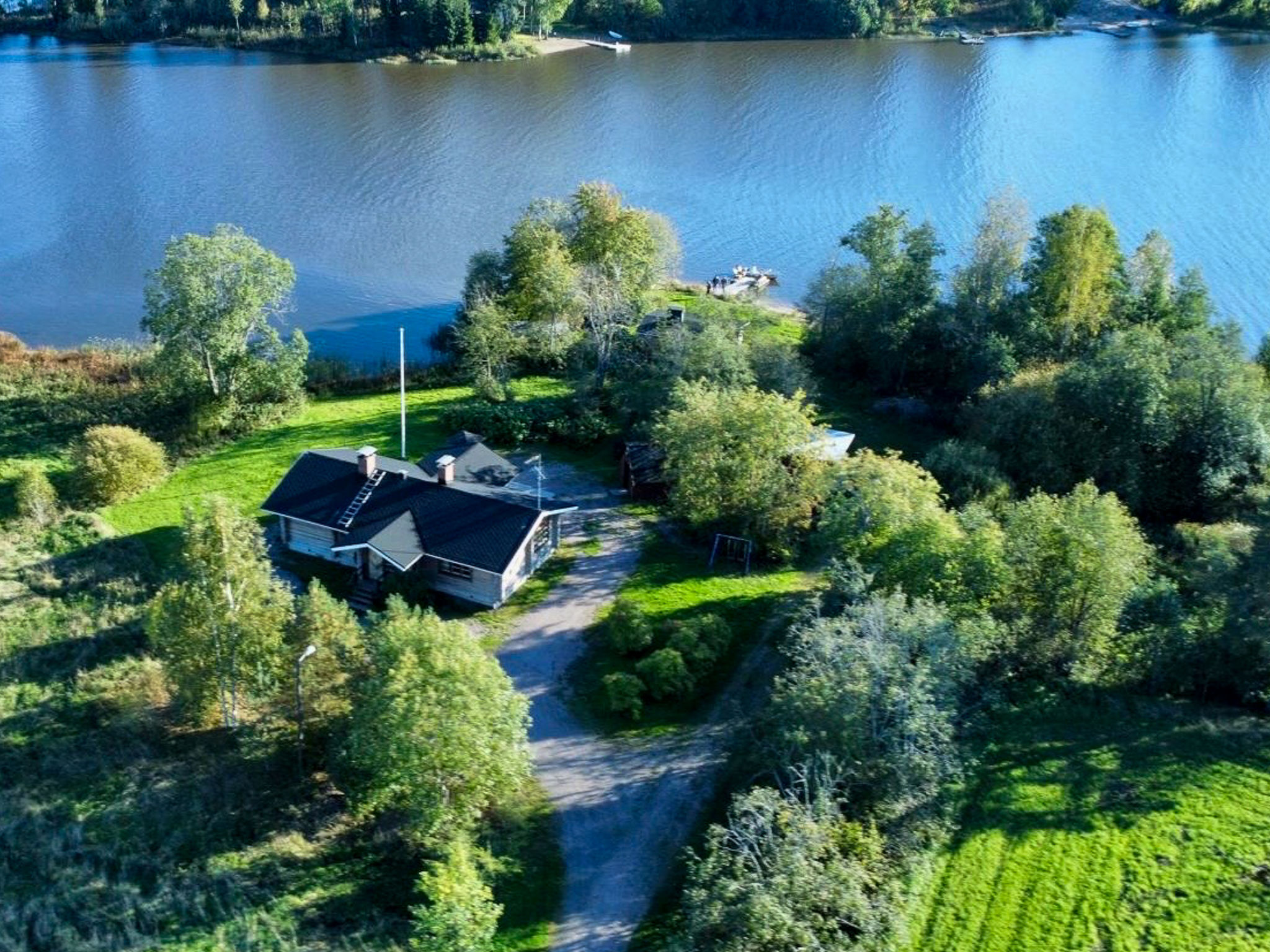 Sunny and bright south-facing shoreline plot surrounded by fields. 95 km northwest of Helsinki, Hirsjärvi 40 m (length 15 km, width 100 m), deep, sanded clay bottom, own boat.

Log building 1997, wit..