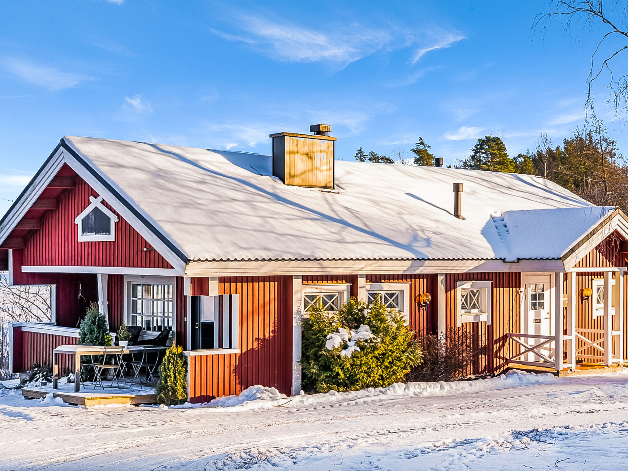 Cottage for 4-6 people on a spacious plot, at the end of a cottage road, with a sunny yard and beach. Partially covered terrace facing the lake for evening sun. Two bedrooms, each with two beds. Kitch..