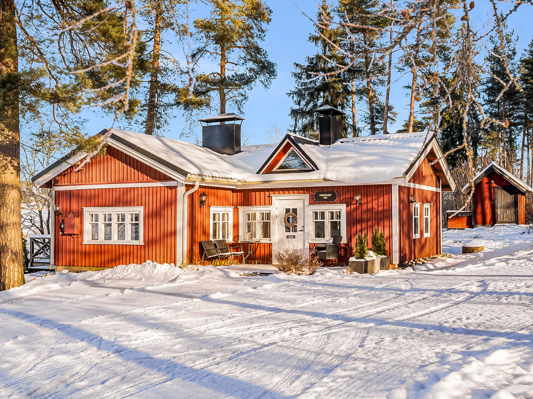 Cabin for 4-7 persons. Built in 1988 on the shore of Lake Hirsjärvi, this cabin has 2 bedrooms, each with 2 beds. Living room/kitchen, TV room, a changing room, a toilet, spacious entrance hall. Ther..