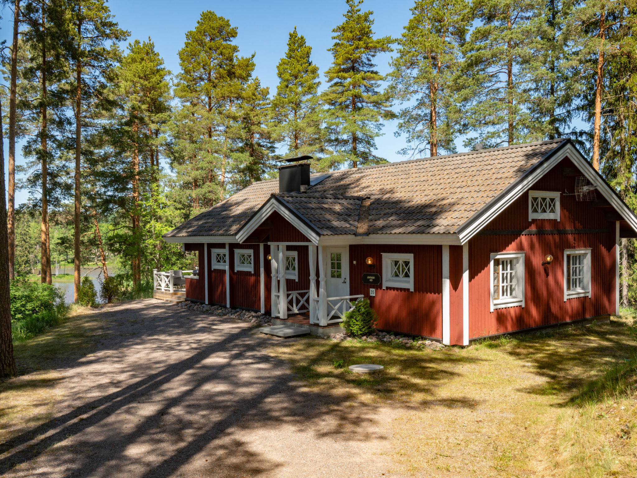 Cottage for 4-6 persons in the beautiful Jyrkinharju area, on the slopes of Jannennokka.

Built in 1992 on the shore of Lake Hirsjärvi, the cottage has 2 bedrooms, each with 2 beds. Living room/dinin..