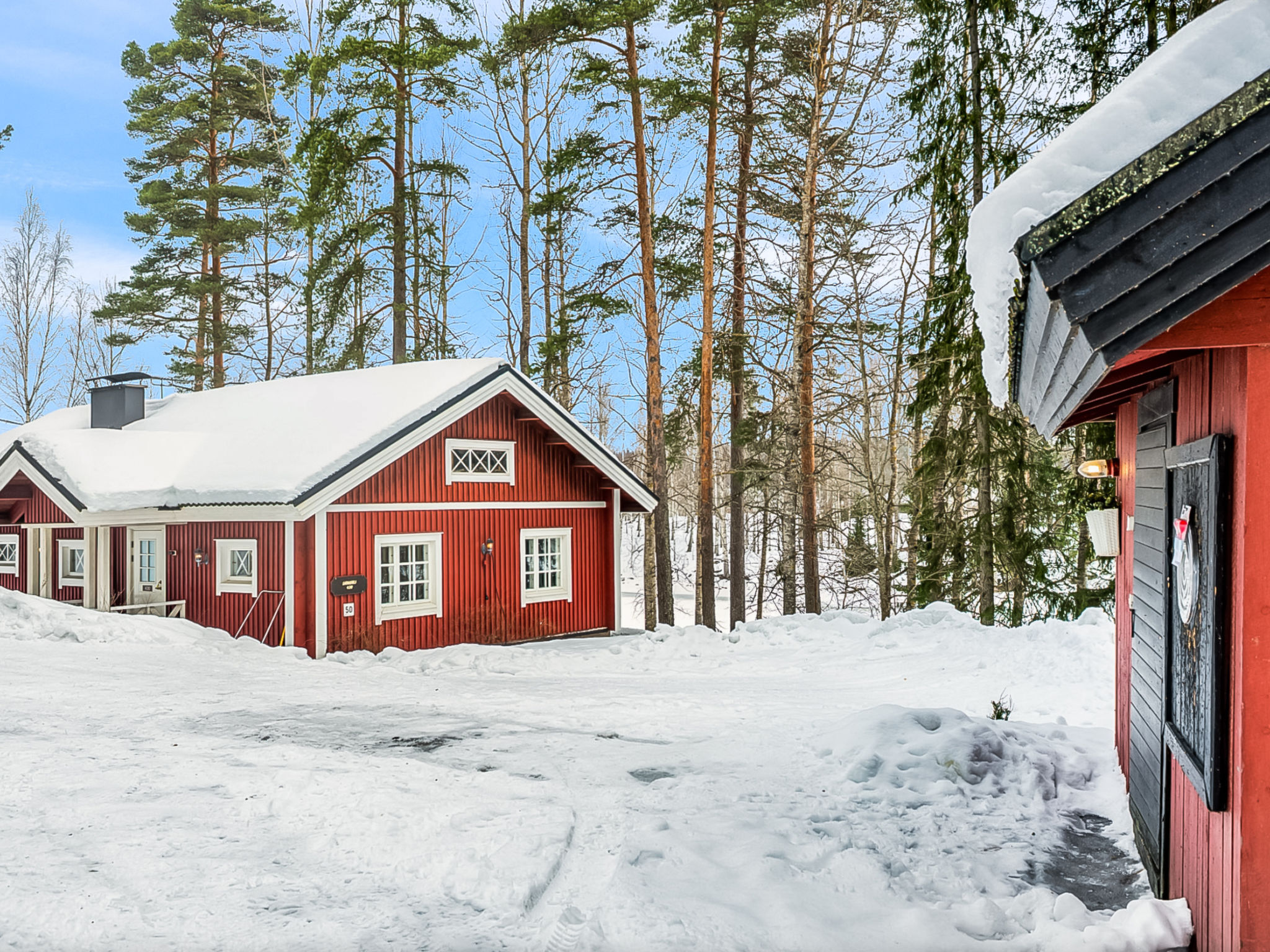 Cabin for 4-6 persons in the beautiful Jyrkinharju area, on the slopes of Jannennokka.

Built in 1992 on the shore of Lake Hirsjärvi, the cabin has 2 bedrooms, each with 2 beds. Living room/kitchen, ..