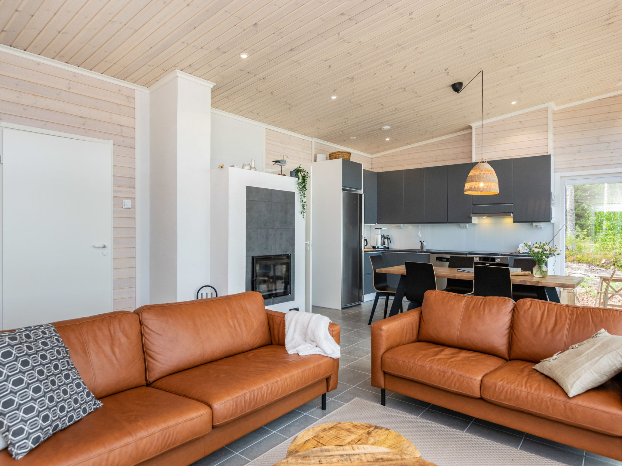 Hot pool cottage kesäranta - Binnen