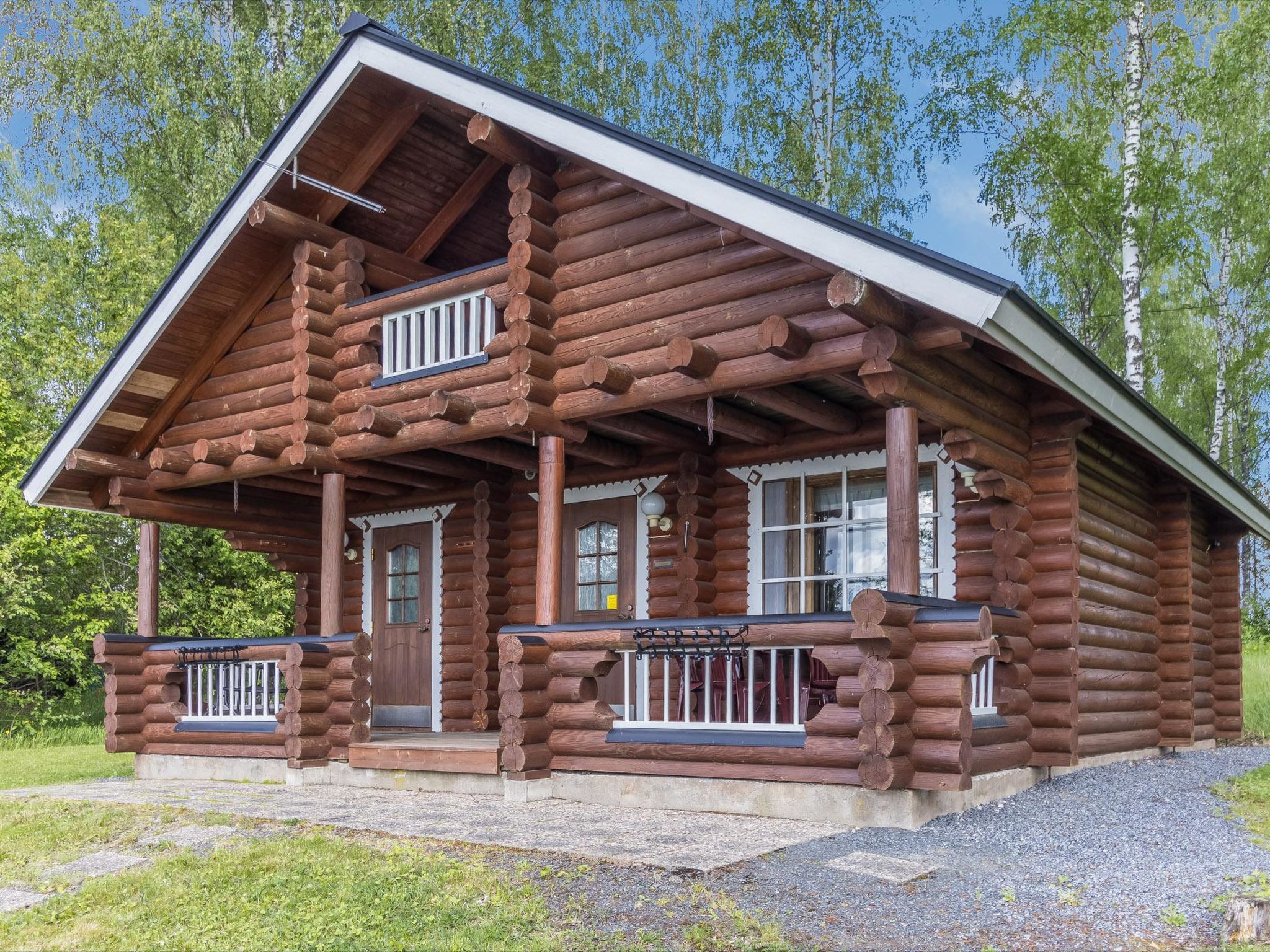 Round-log cabin located by Lake Kokonjärvi in Urjala. The town center of Urjala is about 10 km away, and Tampere is approx. 70 km away. At the shore near the pier, the lake bottom is sandy; further o..