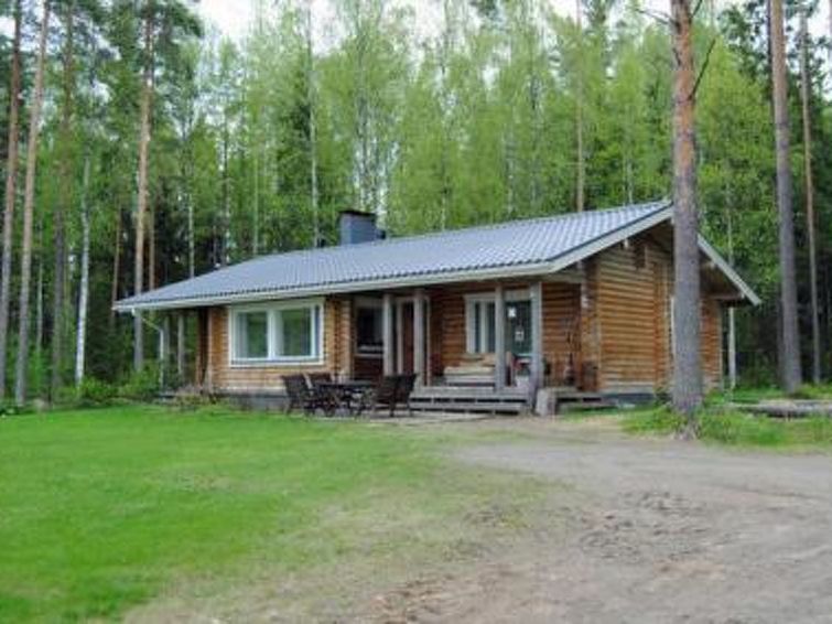 40 km westlich von Iisalmi, See Körtti 25 m, harter und sandiger, sanft abfallender Boden, Steg und eigenes Ruderboot. Rundblockhaus, Baujahr 1995, Wohnküche mit Schlafcouch für zwei, Schlafzimmer ..