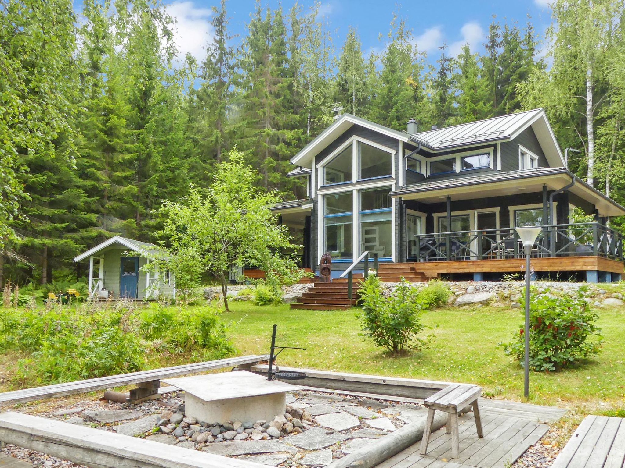 Villa Kuusiranta is a cozy and well-equipped holiday destination. The spacious yard is great for spending time. A campfire site in central location on the yard. Nice view to the lake Juurusvesi.

40 k..