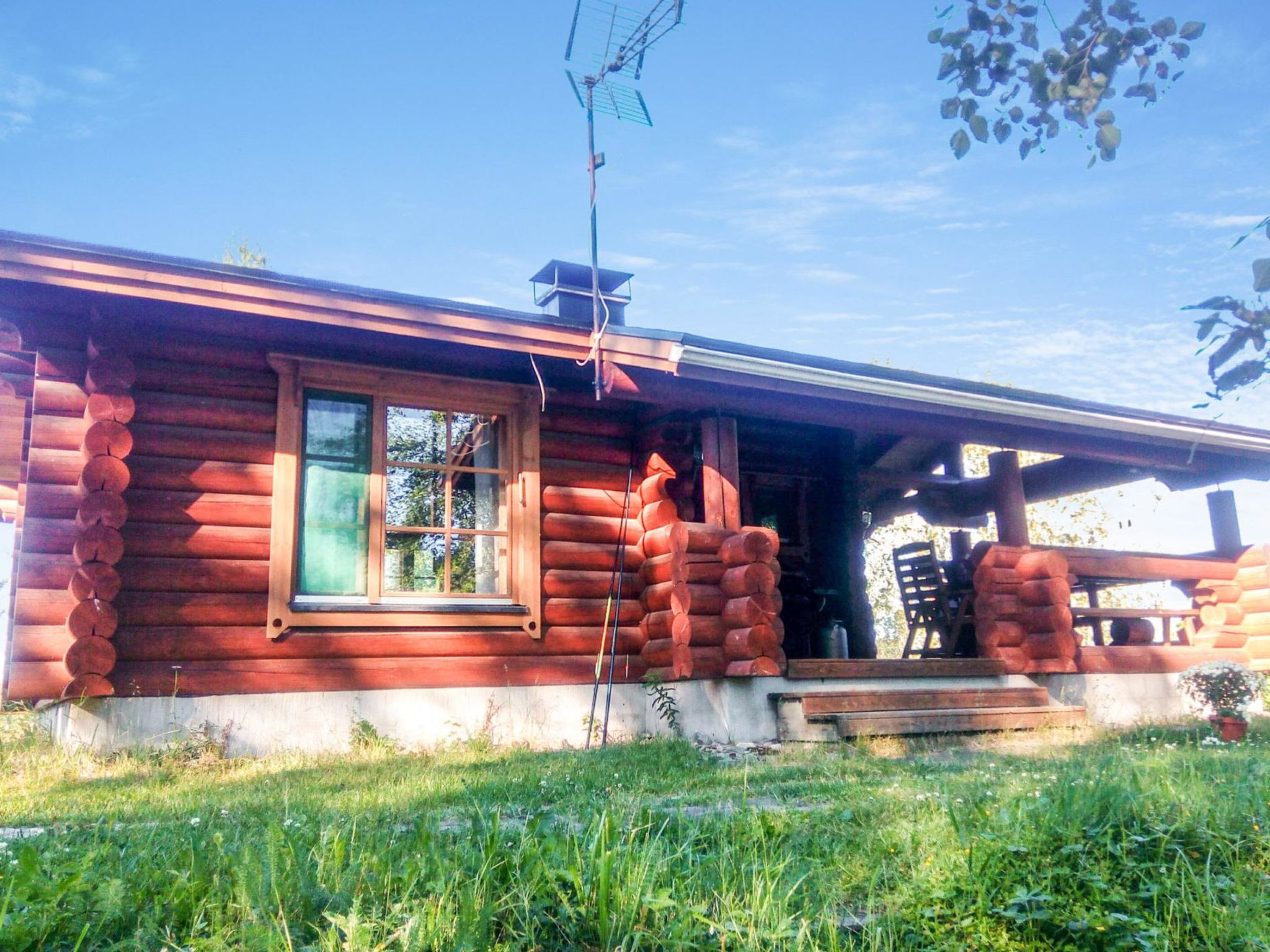 80 km north-east of Kuopio, L.Korpinen 10 m (length 9 km, width 0.6 km) shallow, sanded clay bottom, own boat. Roundlog cottage 1999, living room/kitchen convertible sofa (width 140 cm), sleeping alco..