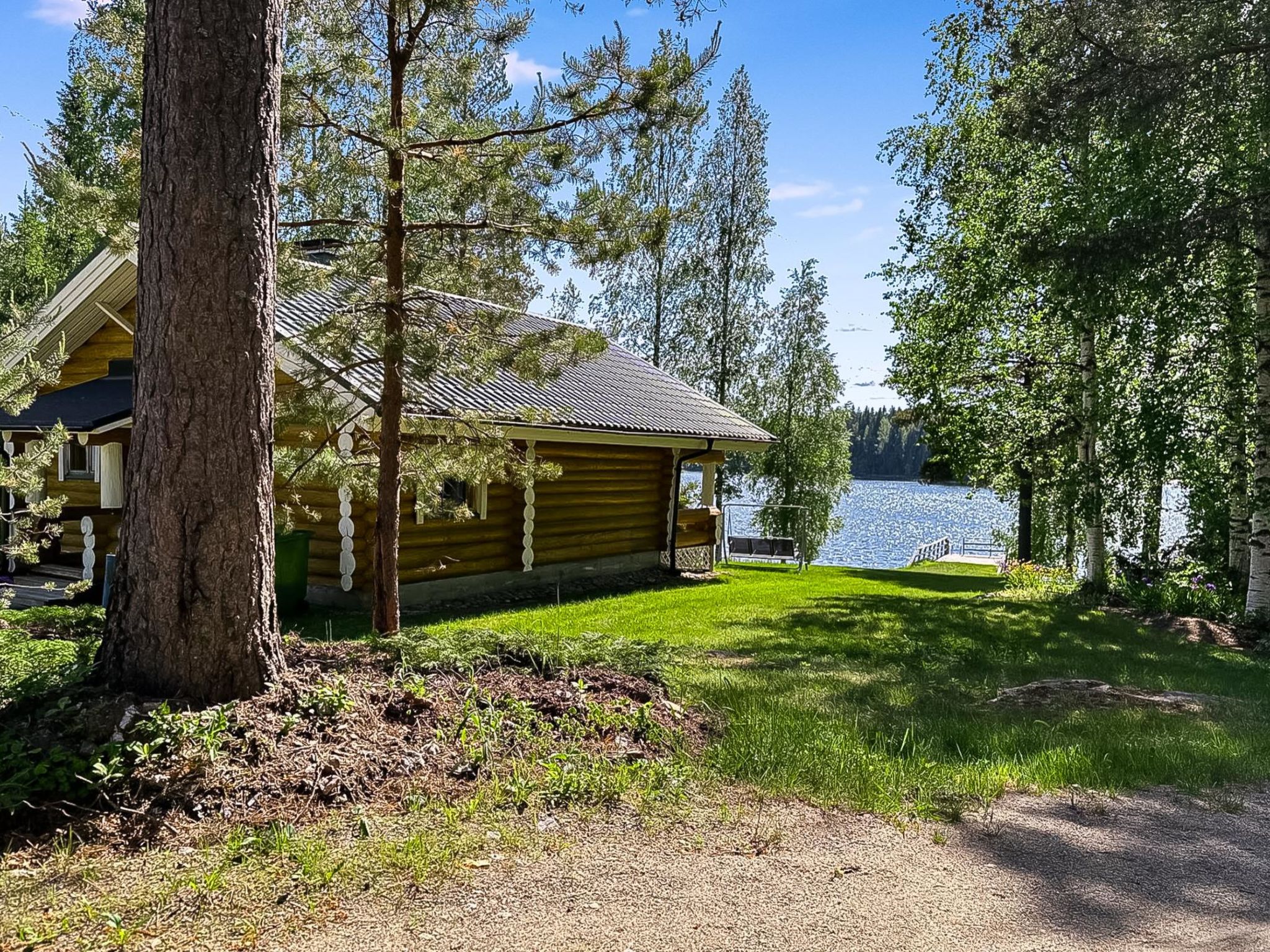 74 km north of Kuopio, in a wonderful location on the shore of Suur-Juminen (25 m), a cozy villa built in 1990 from a rough round log in the middle of the most beautiful countryside.

In the villa, a ..