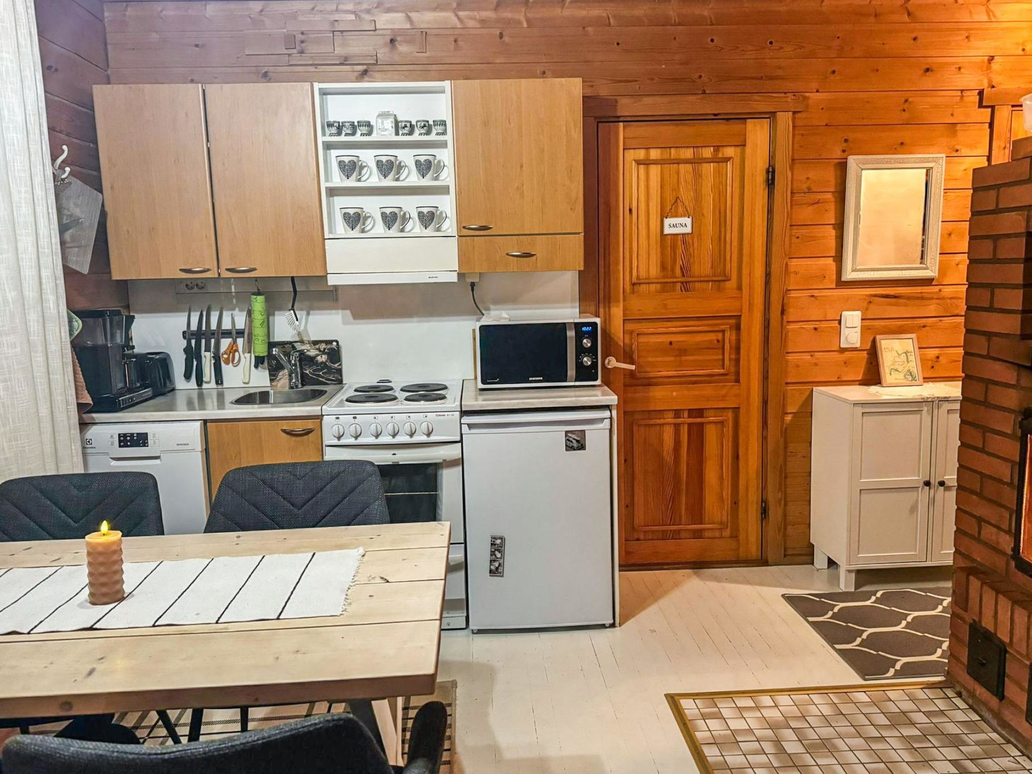 Ruokovirran mökki-Binnen